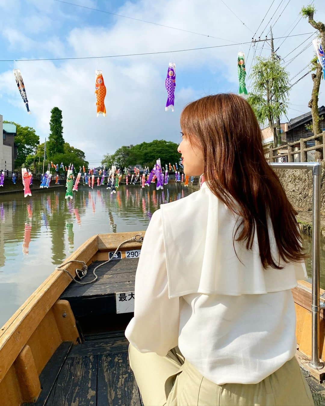 間瀬遥花さんのインスタグラム写真 - (間瀬遥花Instagram)「. 今朝のZIP！は栃木県巴波川から生中継📡 . 遊覧船に乗って楽しむたくさんの鯉のぼり🎏 GWのお出かけの候補にぜひ！ . . 衣装 tops and pants… @dazzlin_official  . . . #zip #巴波川 #巴波川鯉のぼり #巴波川遊覧船 #鯉のぼり #鯉のぼり🎏 #遊覧船 #栃木観光 #栃木 #栃木市 #栃木県 #gw #子供の日 #蔵の街 #生中継 #中継」5月3日 12時03分 - maseharu_929