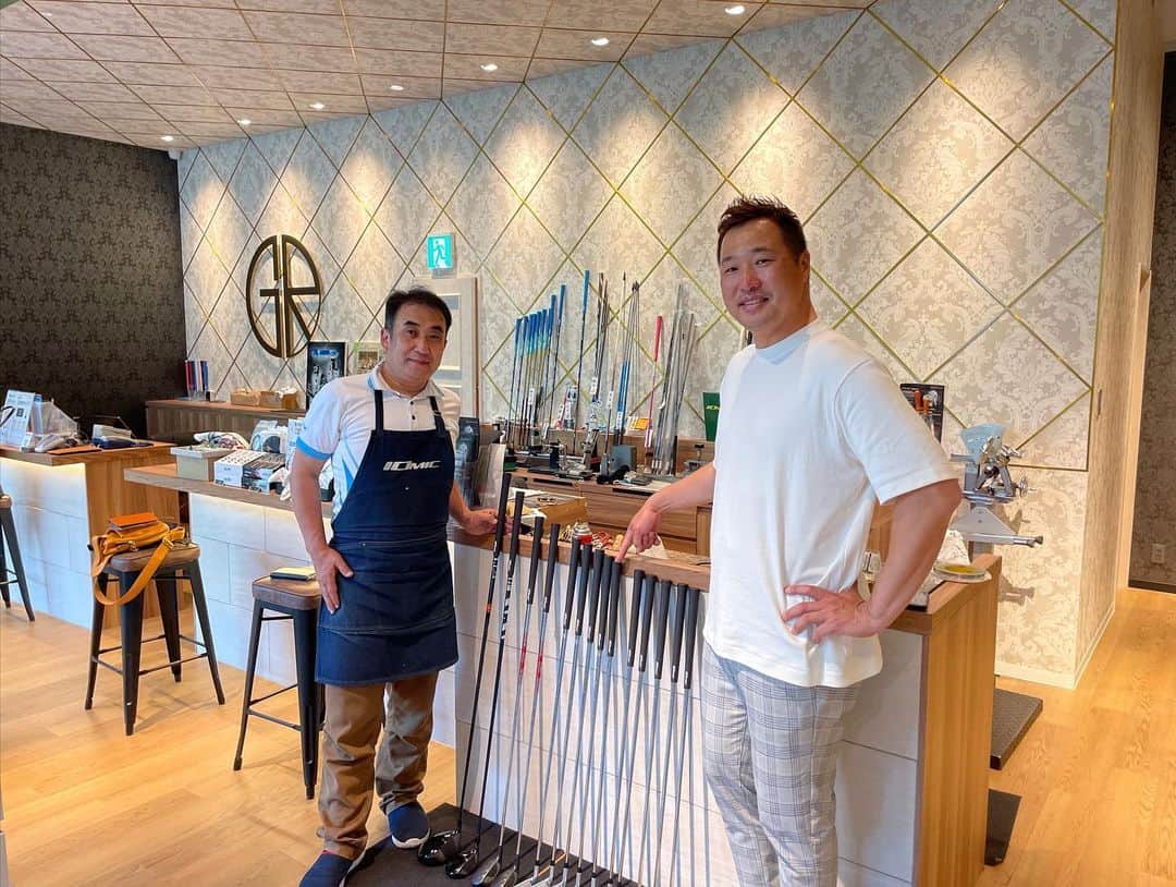 関本賢太郎さんのインスタグラム写真 - (関本賢太郎Instagram)「ゴルフクラブのグリップ交換に行ってきました🏌🏾‍♂️ 松山英樹プロも愛用のイオミックさんにお邪魔してグリップ交換はもちろんクラブの微調整や弾道測定器のある試打室で打ち込みまで出来て天国のような空間でした🤩🤩🤩 グリップ交換、クラブ調整、インドア練習、ゴルフの事なら #goldenratio 大阪市中央区西心斎橋1-6-14 ビックステップ4F 06-4256-0767  #男子ゴルフ #松山英樹プロ #イオミック #グリップ #クラブ調整 #インドア練習 #ゴルフ」5月3日 13時47分 - sekimoto_kentaro