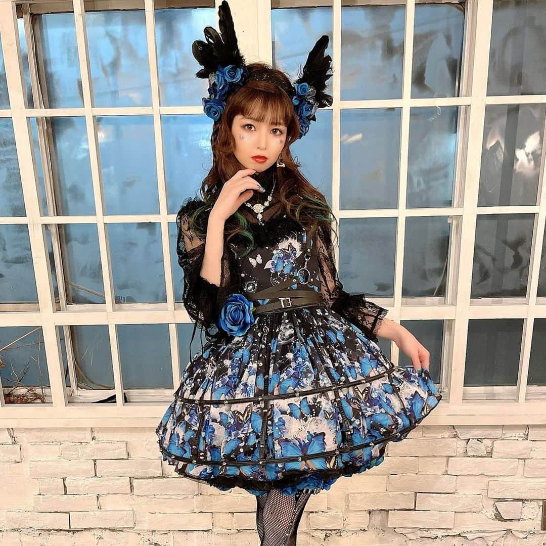 春奈るなさんのインスタグラム写真 - (春奈るなInstagram)「トリプルさん( @triplefortune )が制作してくださったお衣装がとにかく可愛いので隅々まで見てほしい🥺  スカートの中から溢れる青バラ、青バラとフェザーのヘドレ、弾丸ガーター、ハーネス、レザー調のクリノリン✨どこを見ても素敵…💙 るな氏のデザインリクエストも組み込んでくださり感謝でいっぱいです！ そしてトリプルさんで人気の網タイツもラインストーンがキラキラで素敵…☺️💙 実はこのタイツの太ももの部分もガーターになってるよ😳✨  👗 @triplefortune  💄 @miyako_reiko  📸 @dzzdm」5月3日 15時30分 - lunaharuna_official
