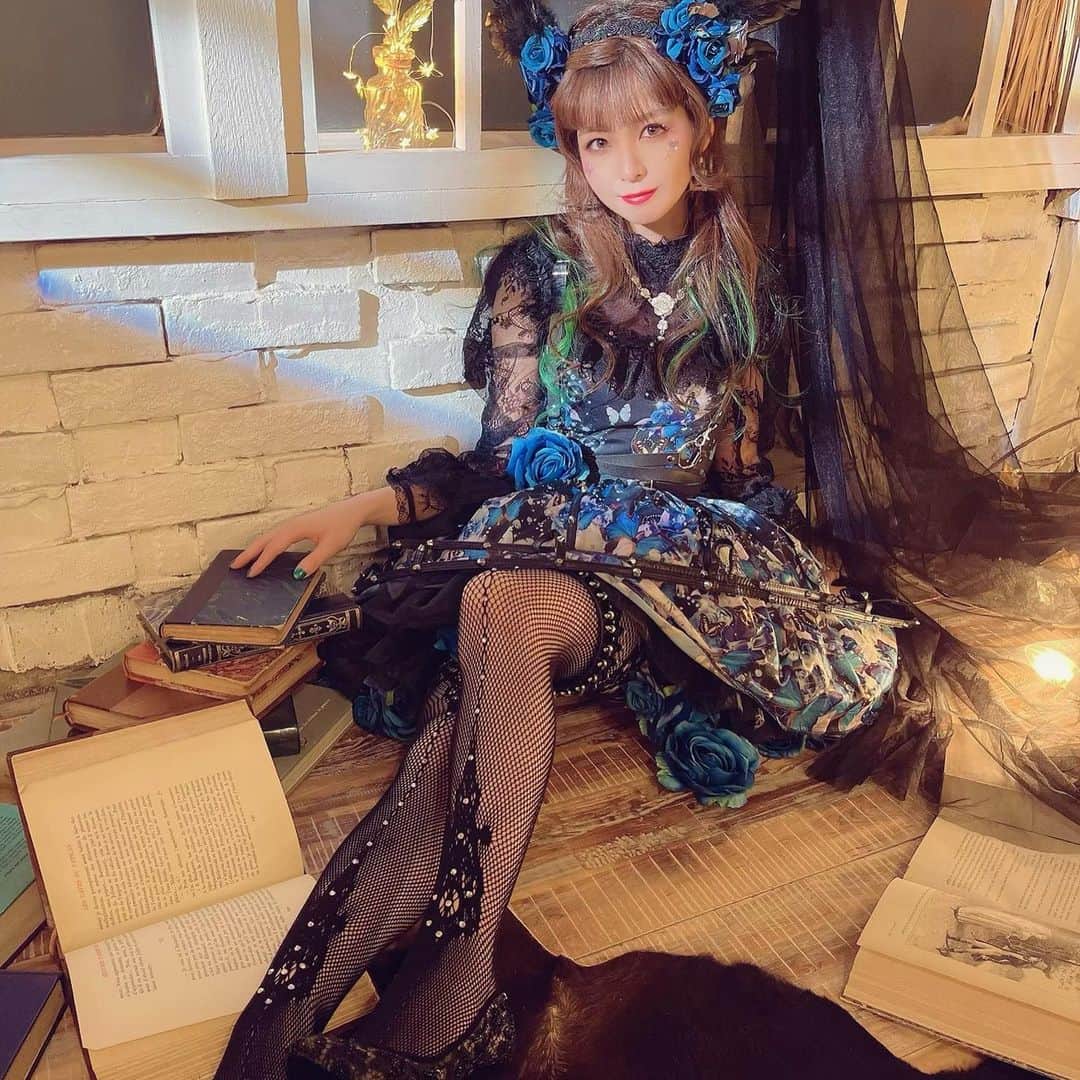 春奈るなさんのインスタグラム写真 - (春奈るなInstagram)「トリプルさん( @triplefortune )が制作してくださったお衣装がとにかく可愛いので隅々まで見てほしい🥺  スカートの中から溢れる青バラ、青バラとフェザーのヘドレ、弾丸ガーター、ハーネス、レザー調のクリノリン✨どこを見ても素敵…💙 るな氏のデザインリクエストも組み込んでくださり感謝でいっぱいです！ そしてトリプルさんで人気の網タイツもラインストーンがキラキラで素敵…☺️💙 実はこのタイツの太ももの部分もガーターになってるよ😳✨  👗 @triplefortune  💄 @miyako_reiko  📸 @dzzdm」5月3日 15時30分 - lunaharuna_official