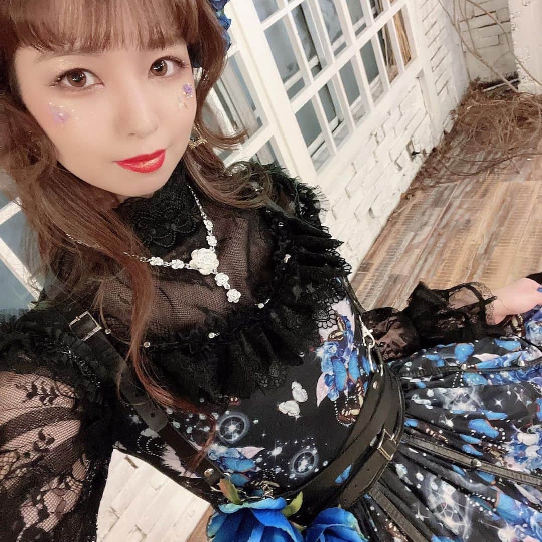 春奈るなさんのインスタグラム写真 - (春奈るなInstagram)「トリプルさん( @triplefortune )が制作してくださったお衣装がとにかく可愛いので隅々まで見てほしい🥺  スカートの中から溢れる青バラ、青バラとフェザーのヘドレ、弾丸ガーター、ハーネス、レザー調のクリノリン✨どこを見ても素敵…💙 るな氏のデザインリクエストも組み込んでくださり感謝でいっぱいです！ そしてトリプルさんで人気の網タイツもラインストーンがキラキラで素敵…☺️💙 実はこのタイツの太ももの部分もガーターになってるよ😳✨  👗 @triplefortune  💄 @miyako_reiko  📸 @dzzdm」5月3日 15時30分 - lunaharuna_official