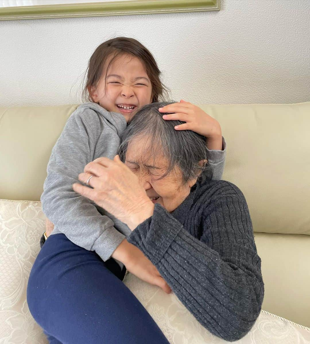 中岡由佳さんのインスタグラム写真 - (中岡由佳Instagram)「97歳のひいおばあちゃんと90歳違い‼️さすがに90歳後半になると、あまり歩かなくなり老いる寂しさを感じるけれど、何でも美味しく食べてくれるから嬉しい👍👍 #7y8marzo」5月3日 15時31分 - yuka_nakaoka