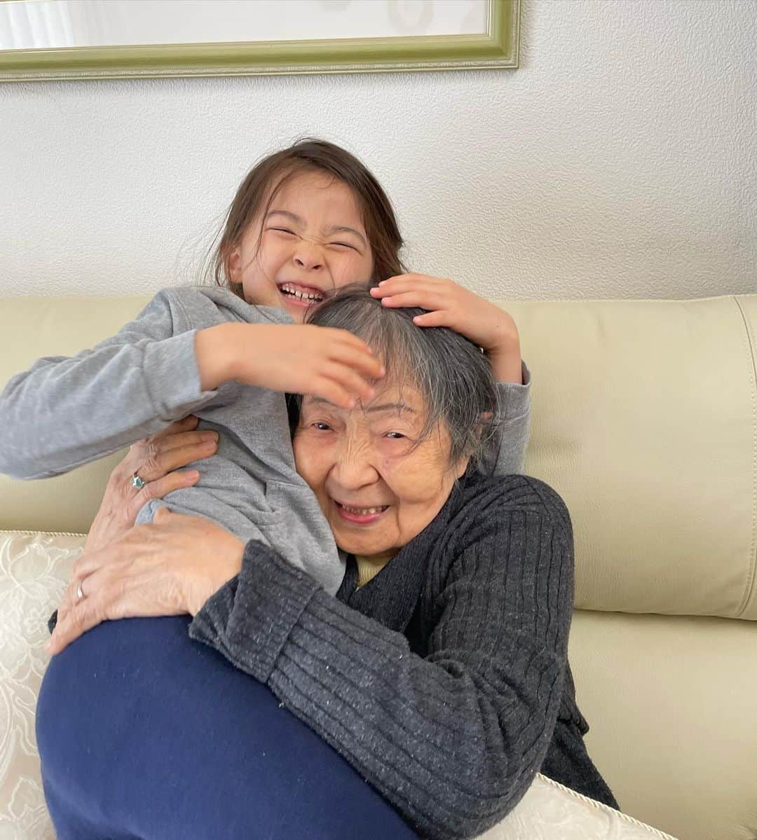 中岡由佳さんのインスタグラム写真 - (中岡由佳Instagram)「97歳のひいおばあちゃんと90歳違い‼️さすがに90歳後半になると、あまり歩かなくなり老いる寂しさを感じるけれど、何でも美味しく食べてくれるから嬉しい👍👍 #7y8marzo」5月3日 15時31分 - yuka_nakaoka