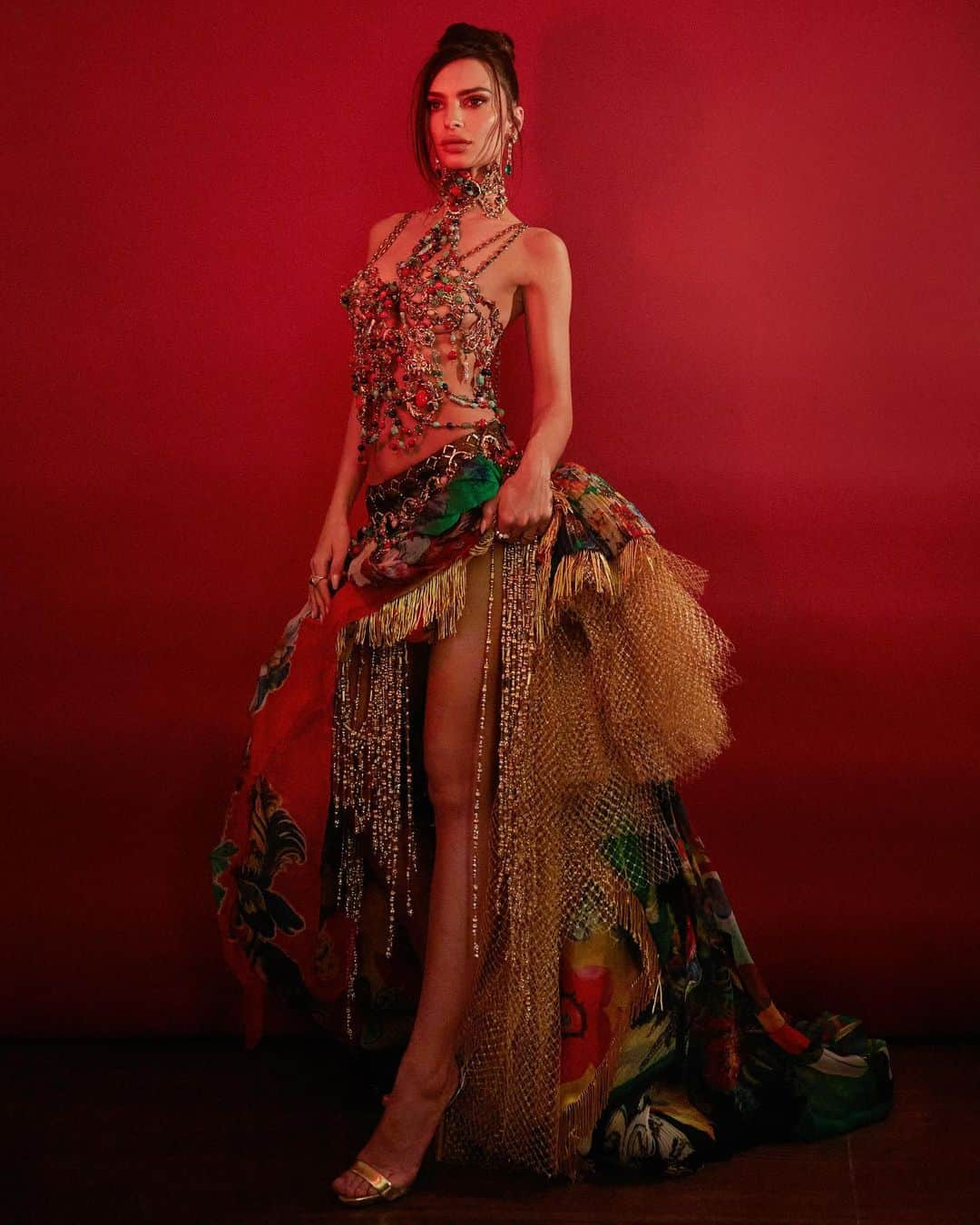 エミリー・ラタコウスキーさんのインスタグラム写真 - (エミリー・ラタコウスキーInstagram)「Channeling Yasmeen in Atelier Versace 1992 for The Met Gala @versace」5月3日 15時38分 - emrata