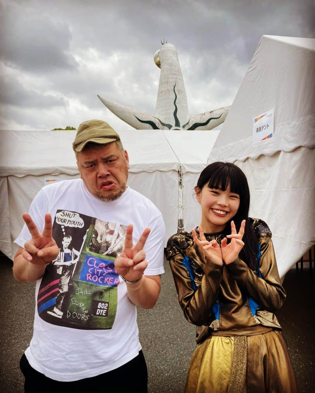 くっきー（川島邦裕）さんのインスタグラム写真 - (くっきー（川島邦裕）Instagram)「#こないだ #久々にかわい子ちゃんにあったお #アイナジエンドちゃん #人生一桁台のダブルピースだお #せっかくだから間違い探し #全問正解の方 #抽選で一名様に #裾上げしたジーパンの #切れ裾をプレゼント #ドシドシ待ってんお❤︎ #てぽてぽっ❤️」5月3日 16時59分 - nikuguso_taro