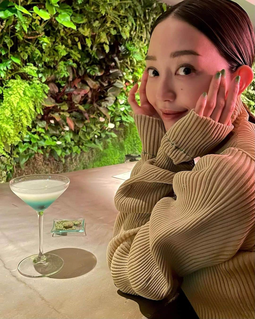 松島花さんのインスタグラム写真 - (松島花Instagram)「: 5月はネイルもグリーンで スタート🦖☘️🍸💚 : ありがとう @ayaconails  @kakimotoarms_aoyama_official  #Green #nails」5月3日 18時34分 - hana_matsushima_official