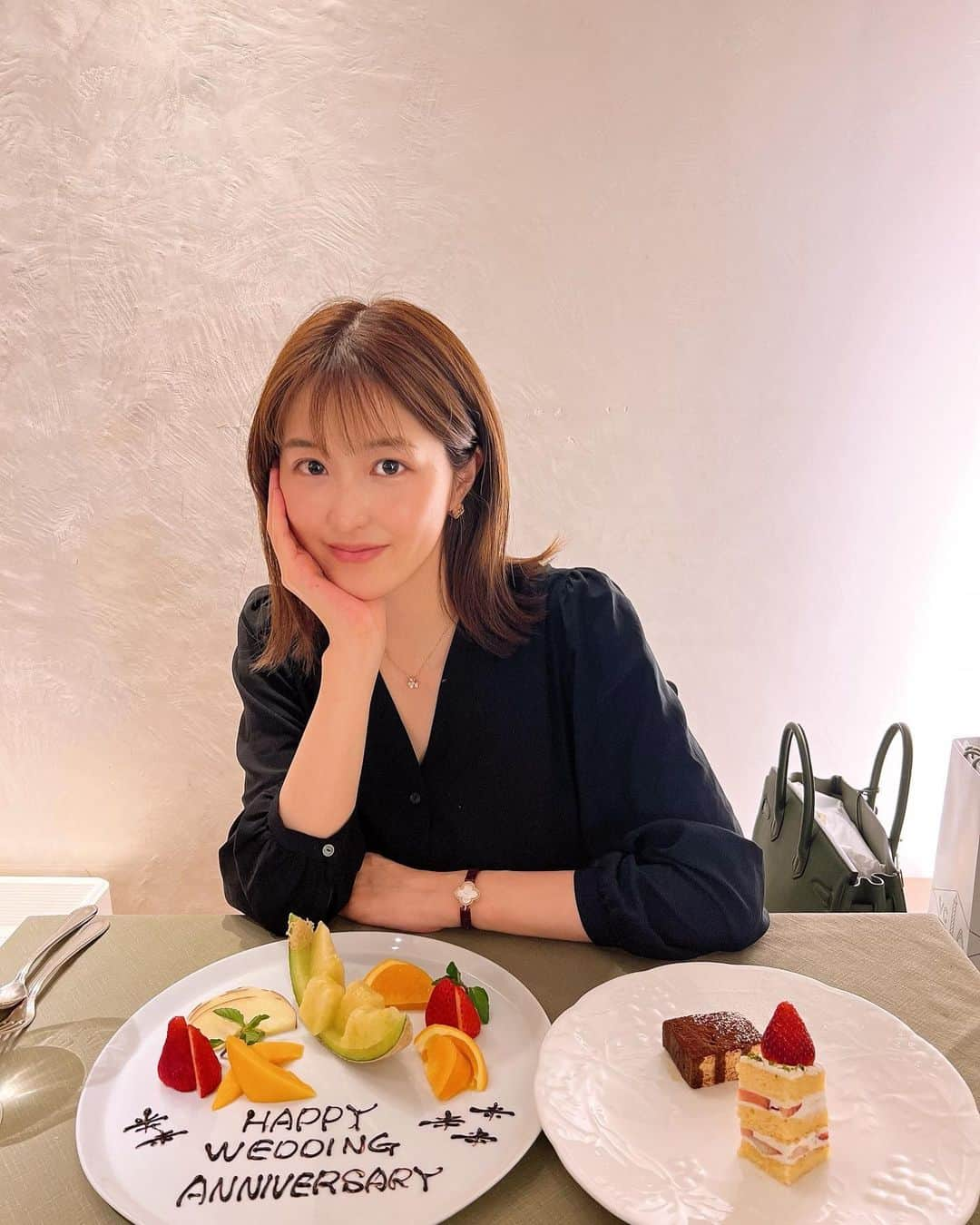 葉加瀬マイさんのインスタグラム写真 - (葉加瀬マイInstagram)「５月1日は結婚記念日でした🥰３年経っても変わらず優しく、良きパパでもある旦那さんに毎日感謝でいっぱいです❤️この日は母に息子を見てもらって久しぶりのディナーデート🍽考えてみたら出産後初めて夜に2人で出かけました😳息子中心の生活になり2人の関係もパパとママになっていたので、夫婦だけの時間も大事だなと思いました🥺でも2人の会話は息子が可愛いという話ばかりで、結局息子が気になって早く帰ろうてなるんですよね😹❤️  #結婚記念日 #anniversary」5月3日 18時50分 - m.hakase