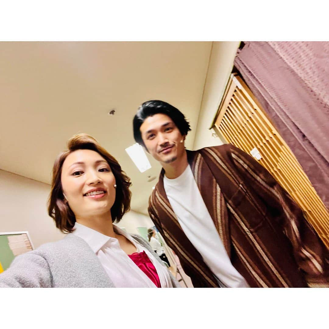 望海風斗さんのインスタグラム写真 - (望海風斗Instagram)「🏠 n2nおもひで③ ⁡ 旦那のダンさん！#渡辺大輔 さん 舞台上のダイアナの後始末だけでなく、袖で鞄持っていてくれたり、見えないところでも色々と助けてもらっていました🥲 カーテンコールも迷走…暴走する私を上手く引き戻してくれたり…でも最後の方は大ちゃんも迷走されてましたよね…⁉︎笑 いつも冷静に見せながらも、ちょいちょい私たちを笑わせてくれる、そんな素敵な大ちゃん。 今頃、ダイアナ（主に望海）から解放されて、健やかに次のお稽古に向かわれていることでしょう🙂 本当にありがとうございました😭 ⁡ ⁡ 舞台稽古中、舞台上に座って動かないダンさんのお茶目な写真もどうぞ！笑　　 ⁡ 父と息子という図に弱い私は、ラストの2人のシーンをこっそりひっそり袖から見てました🫣 大好きな場面‼︎ ⁡ #n2n #ダン #上手くいく〜 これって私もよく自分で自分に言い聞かせる時に使ってますね… 特に初日前とか🫢」5月3日 19時15分 - nozomifuto_official