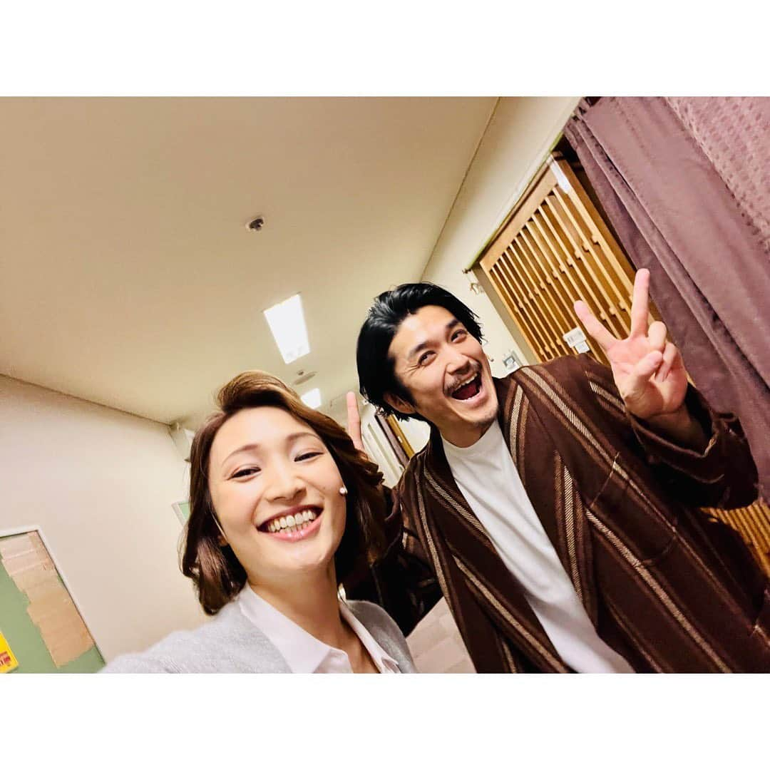 望海風斗さんのインスタグラム写真 - (望海風斗Instagram)「🏠 n2nおもひで③ ⁡ 旦那のダンさん！#渡辺大輔 さん 舞台上のダイアナの後始末だけでなく、袖で鞄持っていてくれたり、見えないところでも色々と助けてもらっていました🥲 カーテンコールも迷走…暴走する私を上手く引き戻してくれたり…でも最後の方は大ちゃんも迷走されてましたよね…⁉︎笑 いつも冷静に見せながらも、ちょいちょい私たちを笑わせてくれる、そんな素敵な大ちゃん。 今頃、ダイアナ（主に望海）から解放されて、健やかに次のお稽古に向かわれていることでしょう🙂 本当にありがとうございました😭 ⁡ ⁡ 舞台稽古中、舞台上に座って動かないダンさんのお茶目な写真もどうぞ！笑　　 ⁡ 父と息子という図に弱い私は、ラストの2人のシーンをこっそりひっそり袖から見てました🫣 大好きな場面‼︎ ⁡ #n2n #ダン #上手くいく〜 これって私もよく自分で自分に言い聞かせる時に使ってますね… 特に初日前とか🫢」5月3日 19時15分 - nozomifuto_official