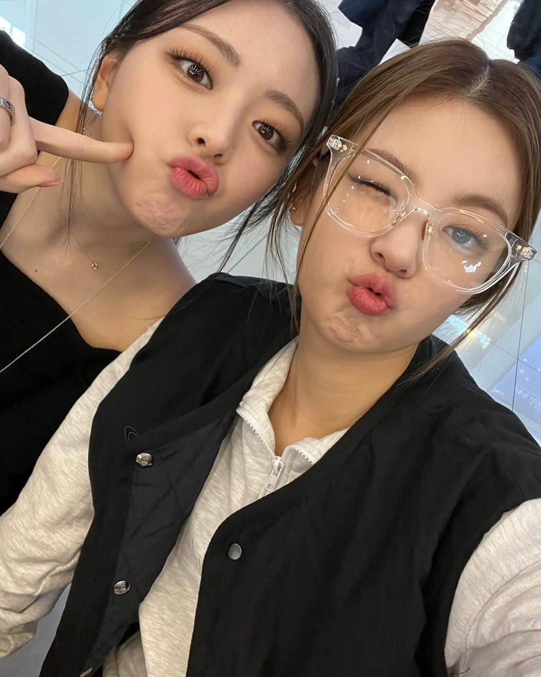 ITZYさんのインスタグラム写真 - (ITZYInstagram)「어디 갔다 왔게~? 왜 갔다 왔게에~✈️」5月3日 19時16分 - itzy.all.in.us