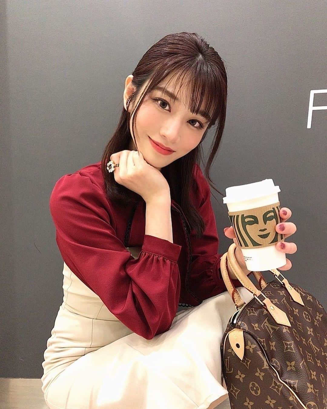 河北彩花さんのインスタグラム写真 - (河北彩花Instagram)「⁡ ⁡ スタバでこのとき買ったのも 前にストーリーであげた カモミールティーラテだよ☕️🤎🤎 ⁡ ⁡ ⁡ いつもこれ飲む時は豆乳に変更するけど アールグレイとも合うから 今度皆さんも試してみてね‥❤︎·͜· ⁡ ⁡ ⁡ ⁡ 間違えてカラコン違うの付けちゃって 目がギャルっぽくなっちゃったけど嫌わないでね😐笑   #私服  #スタバ  #スタバカスタム」5月3日 19時18分 - saika_kawakita__official