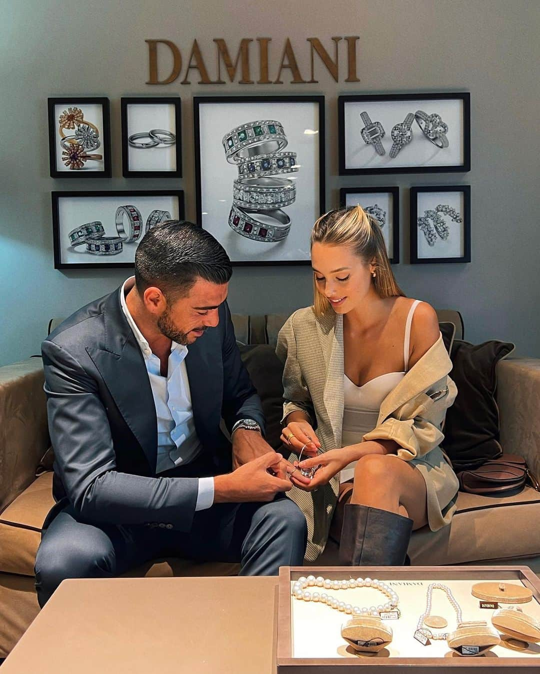 ヴィクトリア・ヴァルガさんのインスタグラム写真 - (ヴィクトリア・ヴァルガInstagram)「Special and emotional moment, picking out our wedding rings 💍♥️」5月3日 19時54分 - vikyvarga