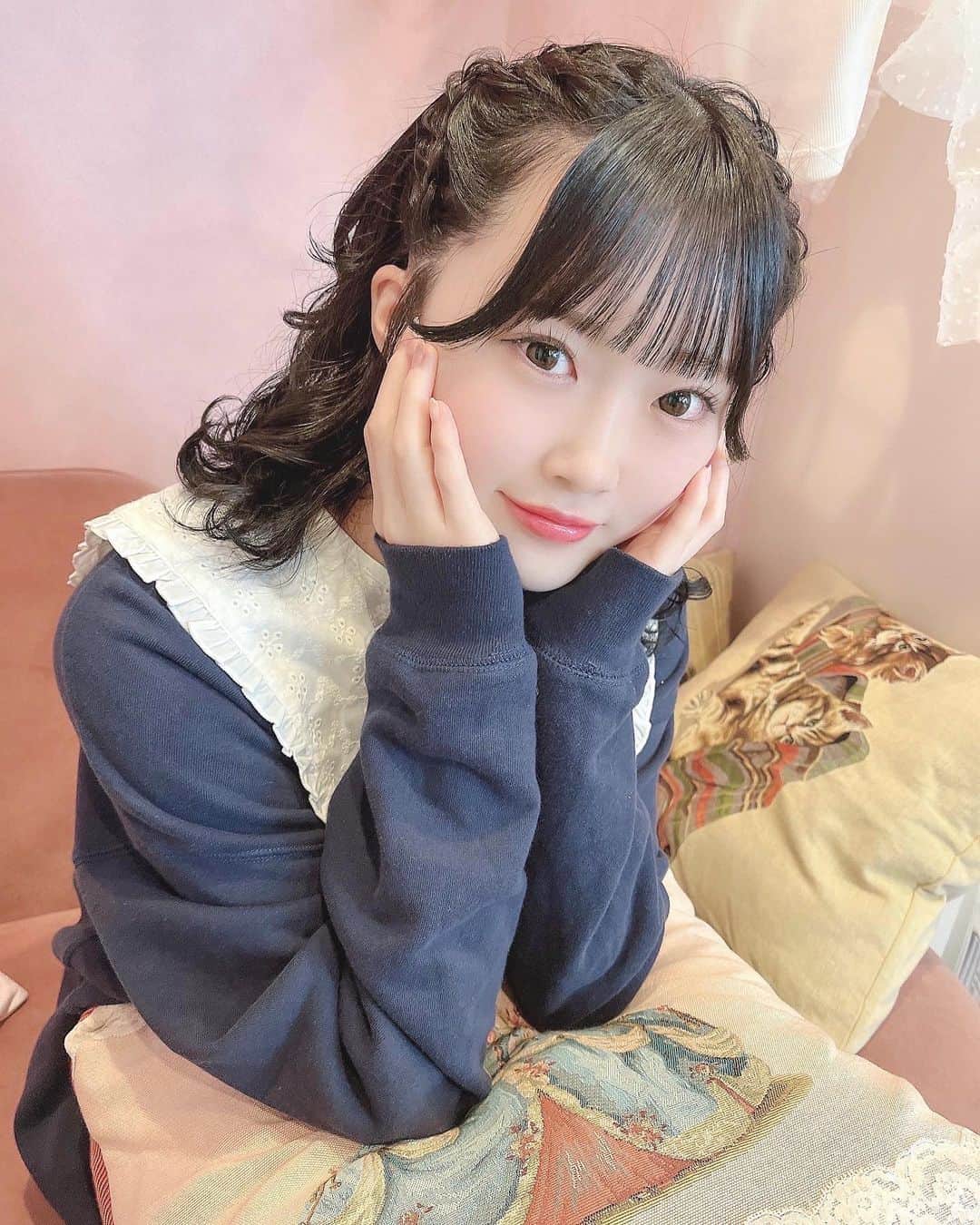 山根涼羽さんのインスタグラム写真 - (山根涼羽Instagram)「.  ふわふわな空間で 可愛くしていただきました ︎︎☺︎  Instagramでずっと見ていたような 世界に入れて嬉しかったです 🩰☁️  暗い髪色 … どうですか … ！  #ハーフツイン #美容院 #AKB48」5月3日 20時09分 - suzuha48yamane16