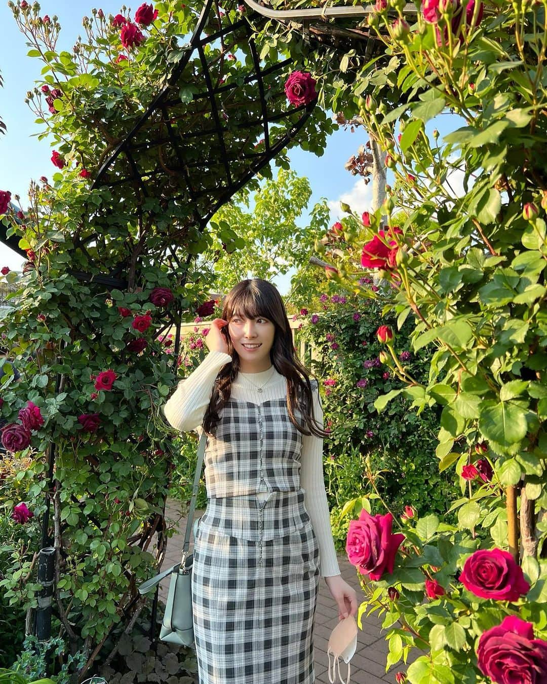 日下部美愛さんのインスタグラム写真 - (日下部美愛Instagram)「🥀🌹 ⁡お花に囲まれてきました ⁡展示会でオーダーしたセットアップ！ ⁡ようやく着られて幸 ⁡#redyazel   #photo #japan #model #me #hair #fashion #selfie #makeup  #followme #instagood #camera #instadaily #dailylook #사진 #데일리  #데일리 #셀카 #메이크업 #아이돌 #일본 #일본여자」5月3日 20時11分 - miakusakabe_official