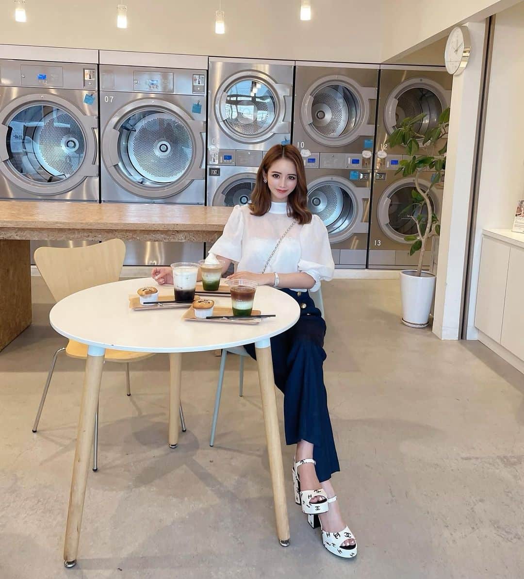 姫奈さんのインスタグラム写真 - (姫奈Instagram)「.  こんなカフェどこで見つけるん ってくらい不思議なカフェ☕️💓  トップス @eimyistoire_official  ボトムス @and.couture  サンダルと眼鏡 @chanelofficial」5月3日 20時14分 - hinapin_0210