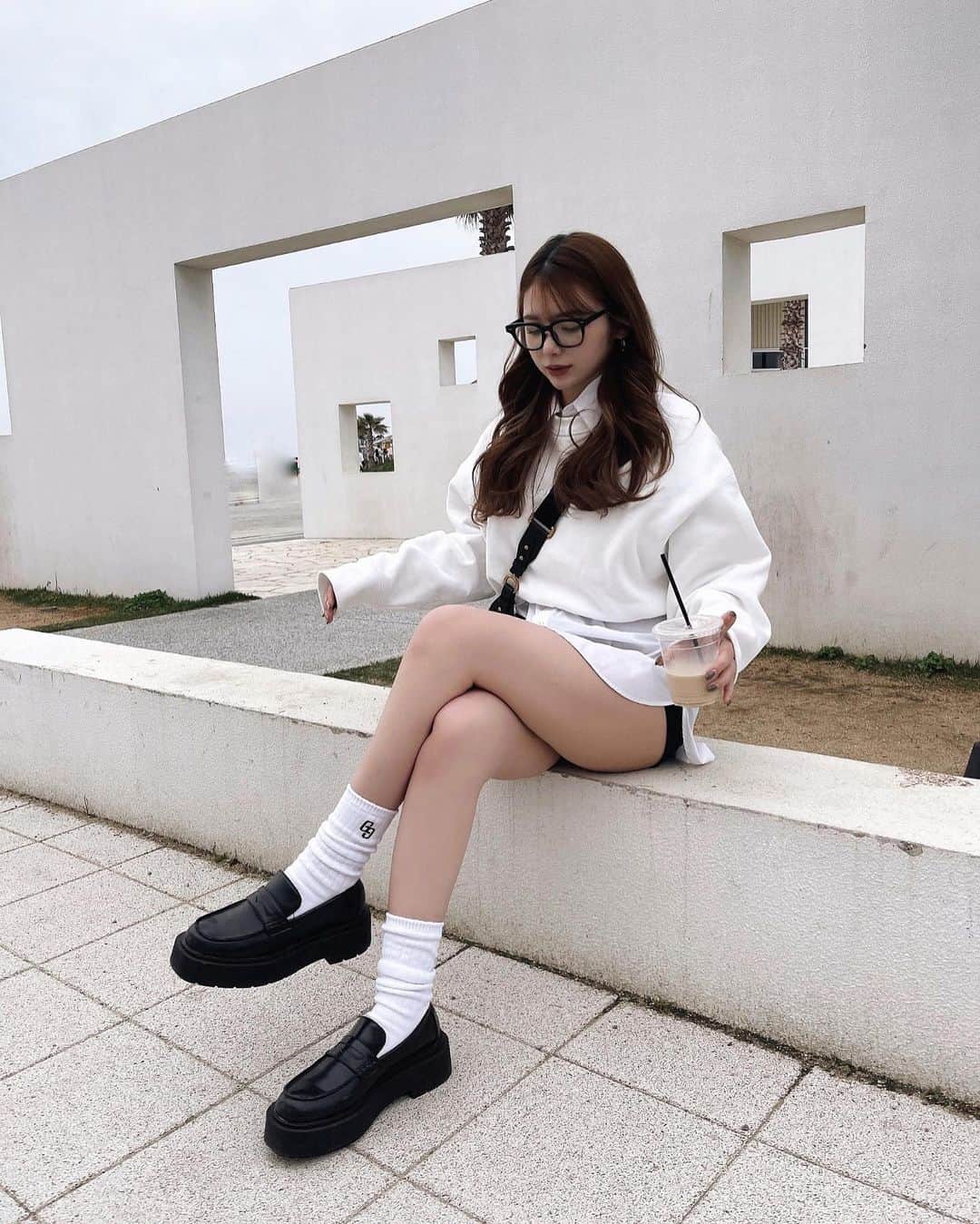 海羽（みう）さんのインスタグラム写真 - (海羽（みう）Instagram)「.  𝐌𝐨𝐧𝐨𝐭𝐨𝐧𝐞  ルーズにローファーに伊達メガネで スクールコーデっぽくなった😂  . #fashion #coordinate」5月3日 20時57分 - _miuinoue_