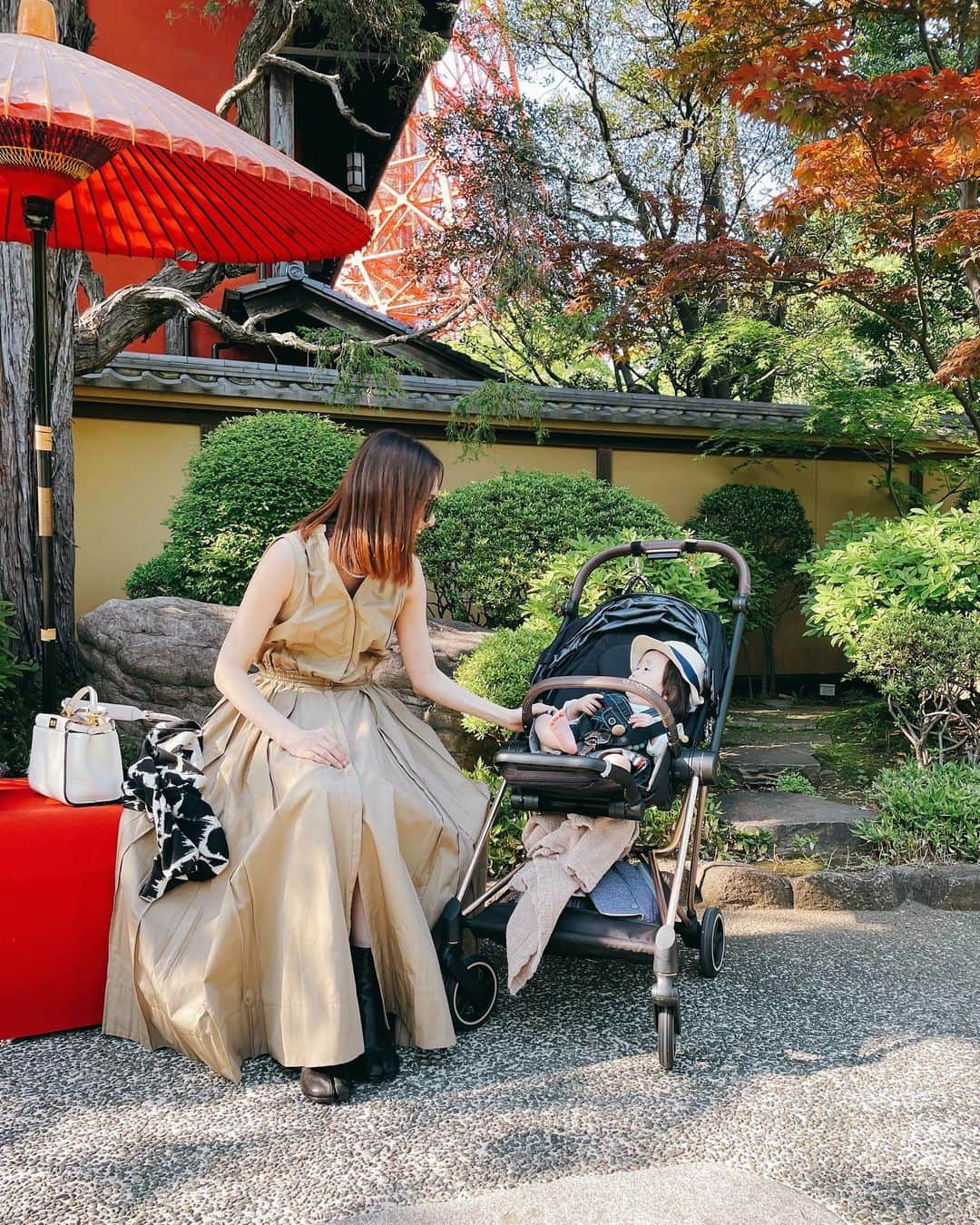 阪井あゆみさんのインスタグラム写真 - (阪井あゆみInstagram)「GWですね🫠  東京タワーの鯉のぼりを見に行ってきました🗼🎏 息子の健やかな成長と出世を願って 大空を悠々と泳いでねー✨  関係ないけど 久々の投稿 🫠🫥🫡🥹🤭🫣 なんか絵文字の絵増えてる笑  気持ちいい空と気候でした あしたも天気になあれ 素敵な休日をお過ごしください🫥 👗  @casa_fline  👢　@maisonmargiela  👜　@fendi   #こいのぼり #鯉のぼり#東京タワー#とうふやうかい #7ヶ月baby #男の子ママ#マルジェラタビ#カーサフライン」5月3日 21時06分 - ayumisakai0121