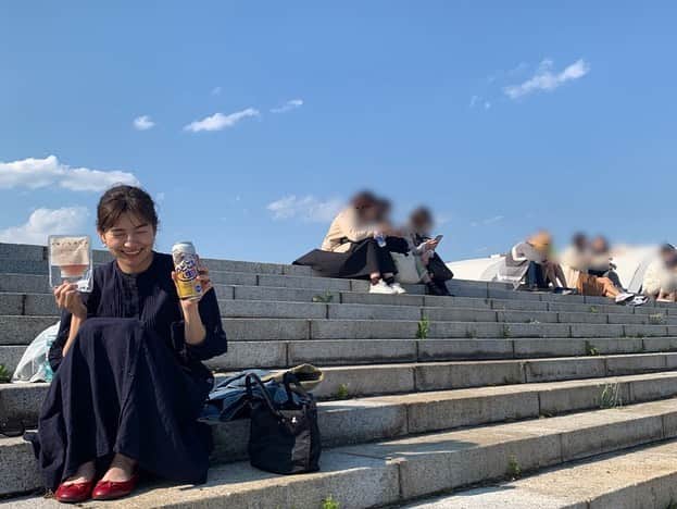 後藤楽々さんのインスタグラム写真 - (後藤楽々Instagram)「天気が良いと気分も上がりますよね🍺  謎のアングルで写真を撮ってもらった日。笑 (ちゃんとモザイクかけました)  ビールと生ハム🍺  #駒沢公園 #駒沢グルメ」5月3日 21時18分 - hahahalalala0723