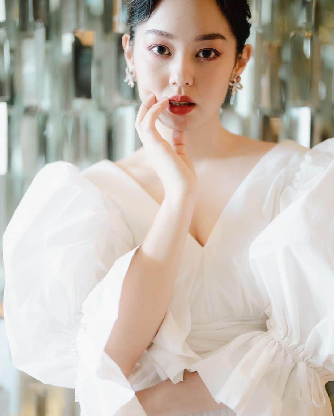 青柳文子さんのインスタグラム写真 - (青柳文子Instagram)「👰🏻💍先日の大阪でのドレス撮影  2着目@ラ・フェットひらまつ  VIKTOR&ROLF mariageのドレス👰🏻 モードな花嫁もいいですね。。！  ドレスネームは”DIANA DREAM" その名の通りプリンセス・ダイアナにインスピレーションを得て生まれた一着だそうです。  トレンドでもある大きなバブルスリーブがとてもアイコニックで、それをキュッと結んだグログランのリボンと、そこから生まれるギャザーまでもが計算され、タフタの素材の良さを引き出すポイントとなっております。。！  大階段や天井の高いパーティー会場など、開放的な空間のウェディングにおすすめだそうです。  #juno #junowedding #junoweddingdress #ジュノ @juno_weddingdress @juno_osaka」5月3日 21時27分 - aoyagifumiko