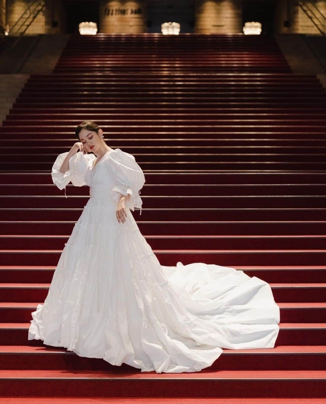 青柳文子さんのインスタグラム写真 - (青柳文子Instagram)「👰🏻💍先日の大阪でのドレス撮影  2着目@ラ・フェットひらまつ  VIKTOR&ROLF mariageのドレス👰🏻 モードな花嫁もいいですね。。！  ドレスネームは”DIANA DREAM" その名の通りプリンセス・ダイアナにインスピレーションを得て生まれた一着だそうです。  トレンドでもある大きなバブルスリーブがとてもアイコニックで、それをキュッと結んだグログランのリボンと、そこから生まれるギャザーまでもが計算され、タフタの素材の良さを引き出すポイントとなっております。。！  大階段や天井の高いパーティー会場など、開放的な空間のウェディングにおすすめだそうです。  #juno #junowedding #junoweddingdress #ジュノ @juno_weddingdress @juno_osaka」5月3日 21時27分 - aoyagifumiko