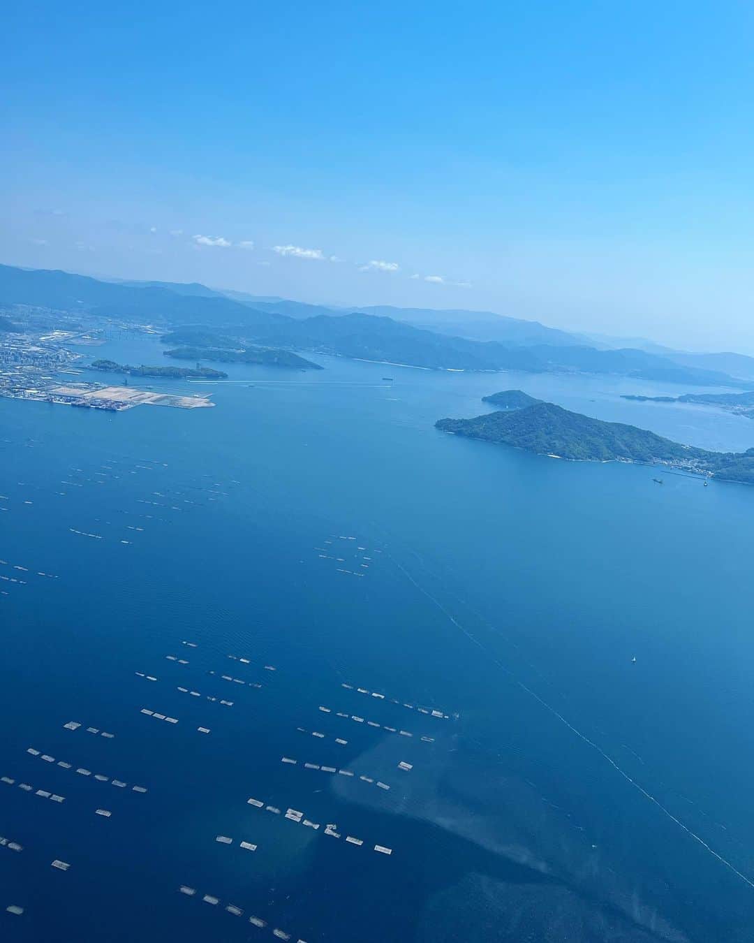 八幡美咲さんのインスタグラム写真 - (八幡美咲Instagram)「今日は広島上空から GWの賑わいぶりをリポート。🎤  上から見る広島は さらに、美しかったです。  瀬戸内の青さや多島美を眺めながら 移動したあとは、  世羅高原農場や宮島、 フラワーフェスティバル、渋滞の様子を お伝えしました☺️  昼ニュースや 今週の5up!で放送されます。  初めての挑戦、 ヘリリポ告られた日から ずっとドキドキしていました😂 やっと肩の荷がおりて、安心して眠れそうです‪𓂃 𓈒𓏸◌‬」5月3日 21時41分 - misa_tabi0123