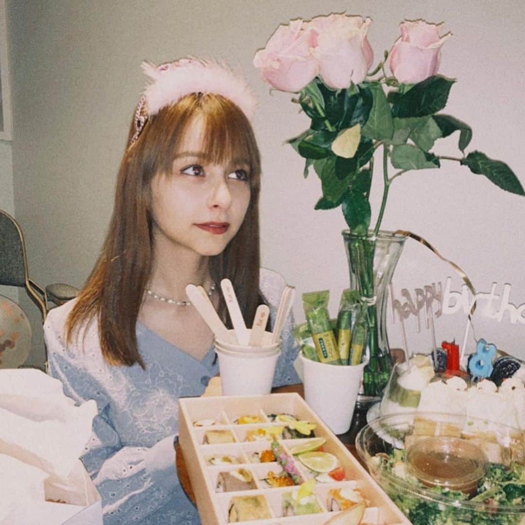 嵐莉菜さんのインスタグラム写真 - (嵐莉菜Instagram)「18歳になりました💖 今年も楽しく過ごせますように！ ここまで支えてきてくださっている方々、本当に ありがとうございます！！  これからも応援よろしくおねがいします😌😌  うっちーとつくしが、誕生日パーティーをサプライズで準備してくれた😳😳 こういうの人生初で最高に嬉しかったです🤍🤍  ちなみに、22時頃に産まれました👶」5月3日 21時49分 - lina_arashi