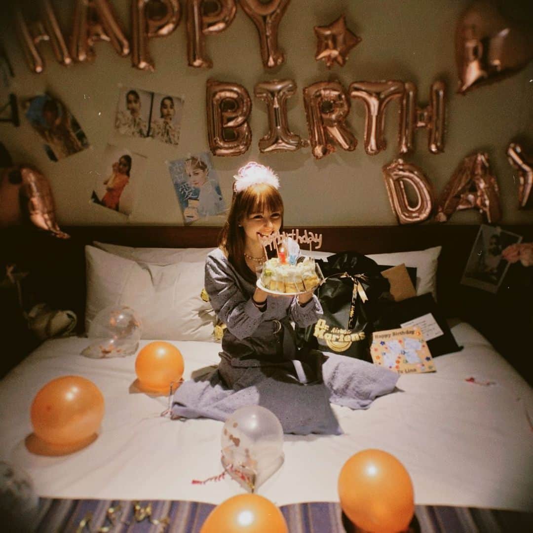 嵐莉菜さんのインスタグラム写真 - (嵐莉菜Instagram)「18歳になりました💖 今年も楽しく過ごせますように！ ここまで支えてきてくださっている方々、本当に ありがとうございます！！  これからも応援よろしくおねがいします😌😌  うっちーとつくしが、誕生日パーティーをサプライズで準備してくれた😳😳 こういうの人生初で最高に嬉しかったです🤍🤍  ちなみに、22時頃に産まれました👶」5月3日 21時49分 - lina_arashi