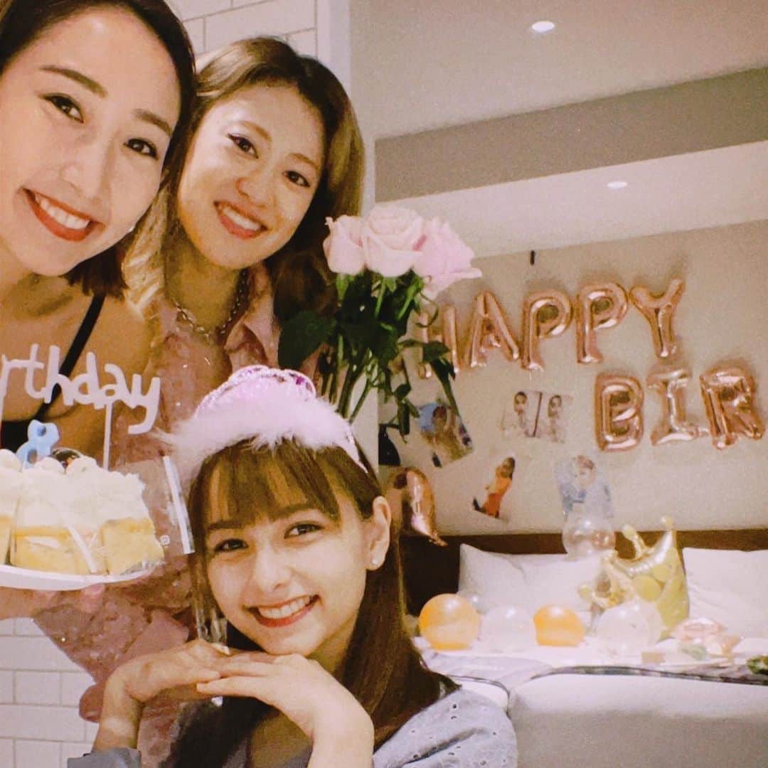 嵐莉菜さんのインスタグラム写真 - (嵐莉菜Instagram)「18歳になりました💖 今年も楽しく過ごせますように！ ここまで支えてきてくださっている方々、本当に ありがとうございます！！  これからも応援よろしくおねがいします😌😌  うっちーとつくしが、誕生日パーティーをサプライズで準備してくれた😳😳 こういうの人生初で最高に嬉しかったです🤍🤍  ちなみに、22時頃に産まれました👶」5月3日 21時49分 - lina_arashi