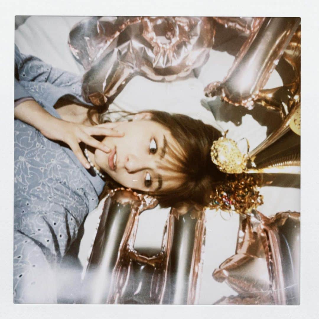 嵐莉菜さんのインスタグラム写真 - (嵐莉菜Instagram)「18歳になりました💖 今年も楽しく過ごせますように！ ここまで支えてきてくださっている方々、本当に ありがとうございます！！  これからも応援よろしくおねがいします😌😌  うっちーとつくしが、誕生日パーティーをサプライズで準備してくれた😳😳 こういうの人生初で最高に嬉しかったです🤍🤍  ちなみに、22時頃に産まれました👶」5月3日 21時49分 - lina_arashi