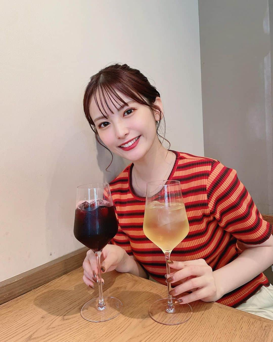 木下ひなこさんのインスタグラム写真 - (木下ひなこInstagram)「今日飲んだ葡萄ジュースが 美味しすぎました🥺🍇 ファスティング明けは ほんとうに何を食べても美味しすぎて感動する👏👏👏  ファスティング期間中には @co_co_shibuya さんへ行ってきました🥰🔥 ボディをお願いしたのですが むくみ、セルライト、脂肪によく効くマシンでマッサージをしていただき 脚が少しスッキリした印象になりました👏 ((脚が見える服はまた別の投稿で🤩))  今から夏にかけて痩身キャンペーンで 1回5000円で60分体験出来るの🧜‍♀️ かたくなった脂肪は なかなか落ちにくいので エステはかなりオススメ🥺🙌❤️ ((私は今の体型をキープしたい🔥))  #エステ#痩身エステ#ダイエット#セルライト#キャビテーション#痩身」5月3日 22時04分 - hinako_0525