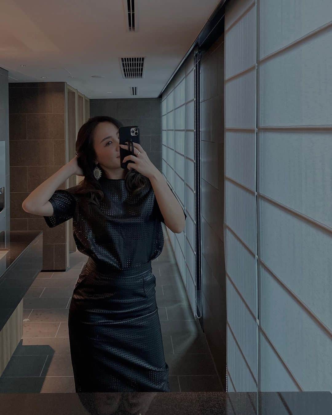 樋口千紗さんのインスタグラム写真 - (樋口千紗Instagram)「. 都ホテル博多でのドレスコードはNICCHIA今シーズン新作のレザーセットアップ✨  このモードなデザインがめちゃ可愛い！ これからの季節にかなり使える👌  ブラックとホワイトの2色で取り揃え♪  Dress▶︎ @importshop_nicchia   #都ホテル博多 #コーデ #NICCHIA #春ファッション #海外ファッション #海外セレブ #海外セレブコーデ #ホワイトコーデ #ワンピース #レザーワンピース #モードコーデ #レザードレス #レザーワンピ #レザーコーデ #モノトーンコーデ #ワンピ #ドレス #ブラックコーデ #オールホワイトコーデ #オールブラックコーデ #セットアップコーデ #レザーセットアップ #セットアップドレス #レザーセットアップ #ツーピースドレス #ツーピースコーデ #ツーピース」5月3日 22時41分 - chisa.higuchi