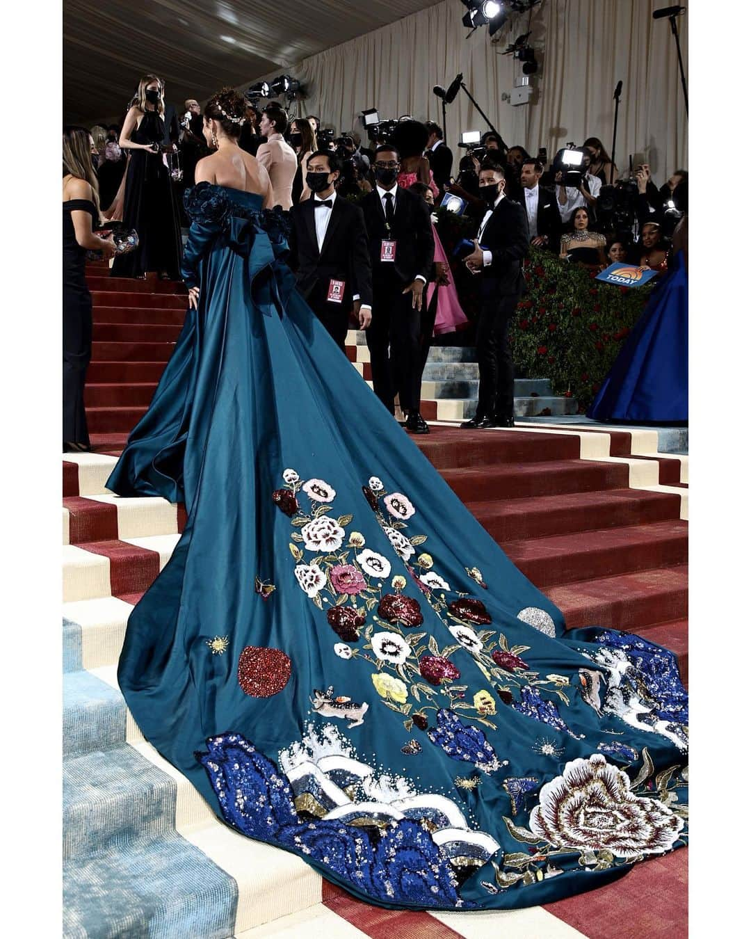 テイラー・ヒルさんのインスタグラム写真 - (テイラー・ヒルInstagram)「Attending #TheMetGala is always such an incredible, surreal experience. For the past 6 years, I have been honored to attend and still get this crazy, out of body experience. I feel so lucky and grateful for the career that I have had. I am so thankful to my team, @luizmattos1906 @derekwalker @robzangardi @marielhaenn @laurapolko @_virginiayoung_ & @miss_sohee for creating a true masterpiece. I felt beautiful 💙. And thank you always to Anna Wintour for hosting yet another magical night ✨ • @gettyentertainment @metcostumeinstitute @voguemagazine」5月4日 0時13分 - taylor_hill