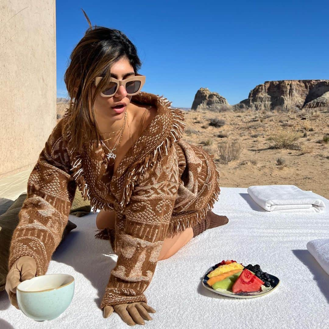 ミア・ハリファさんのインスタグラム写真 - (ミア・ハリファInstagram)「Coffee? 🏜」5月4日 1時47分 - miakhalifa