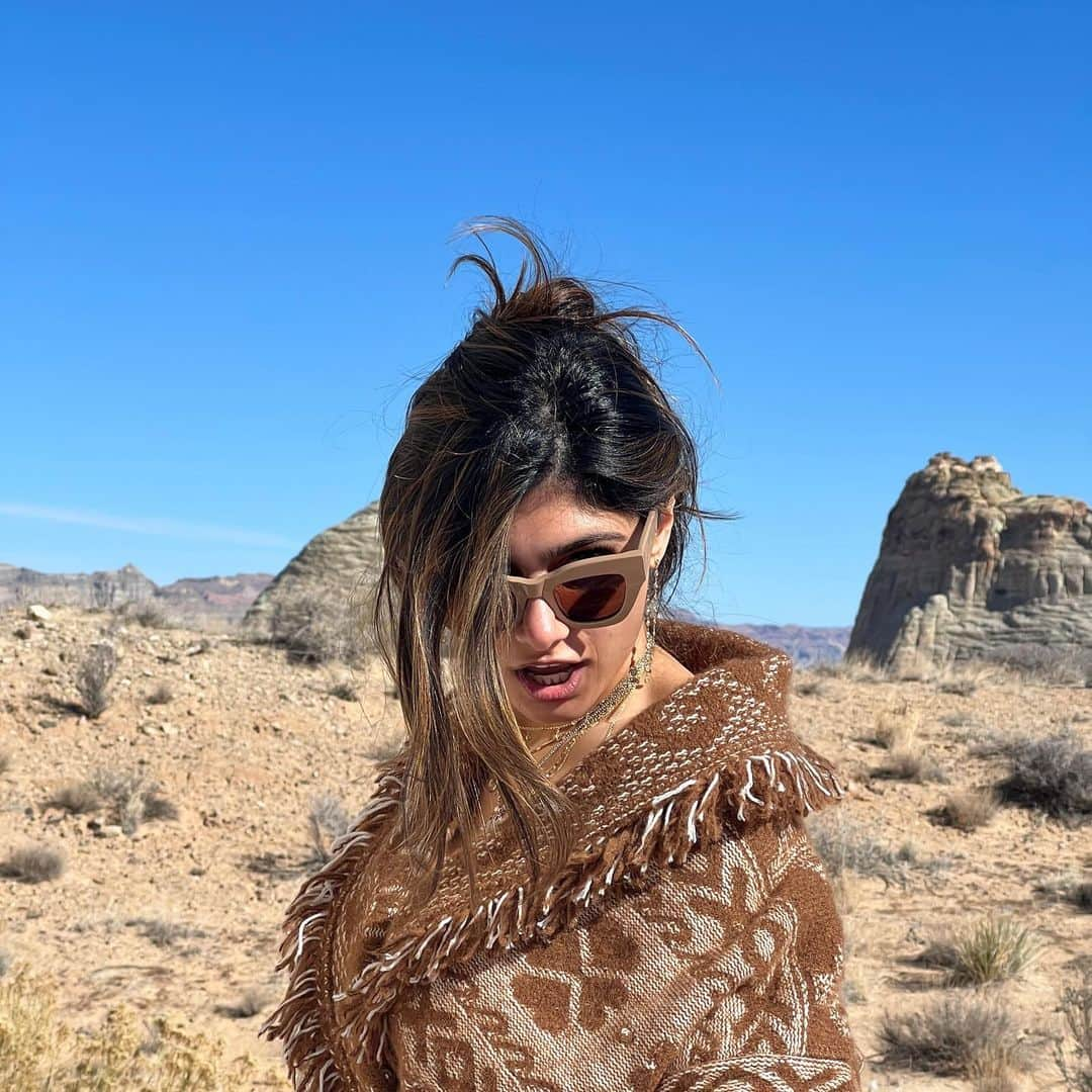 ミア・ハリファさんのインスタグラム写真 - (ミア・ハリファInstagram)「Coffee? 🏜」5月4日 1時47分 - miakhalifa