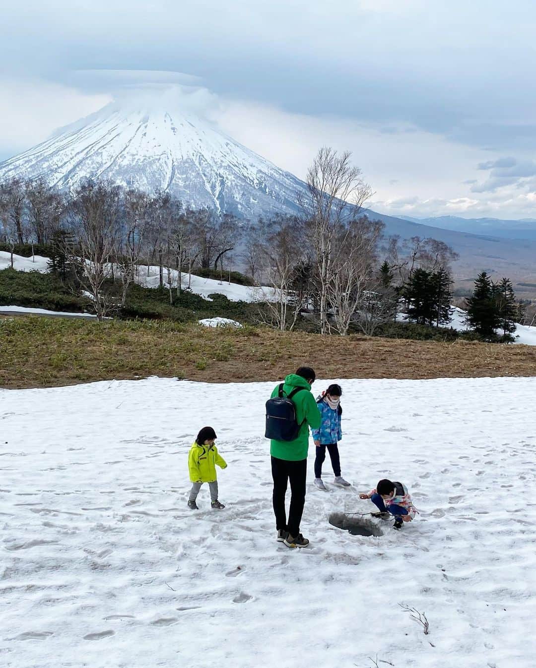 涼紫央さんのインスタグラム写真 - (涼紫央Instagram)「北海道へ。 東京は少しずつ半袖の日も出来てきたけど やっぱりこちらはものすごく寒いです。  ちぇなは写真を撮ろうとしたらすぐに走ってどっかに行く…。  でも3人ともとっても楽しそうで幸せやね〜❤︎ #8歳 #5歳 #2歳」5月4日 2時51分 - toitoitoi