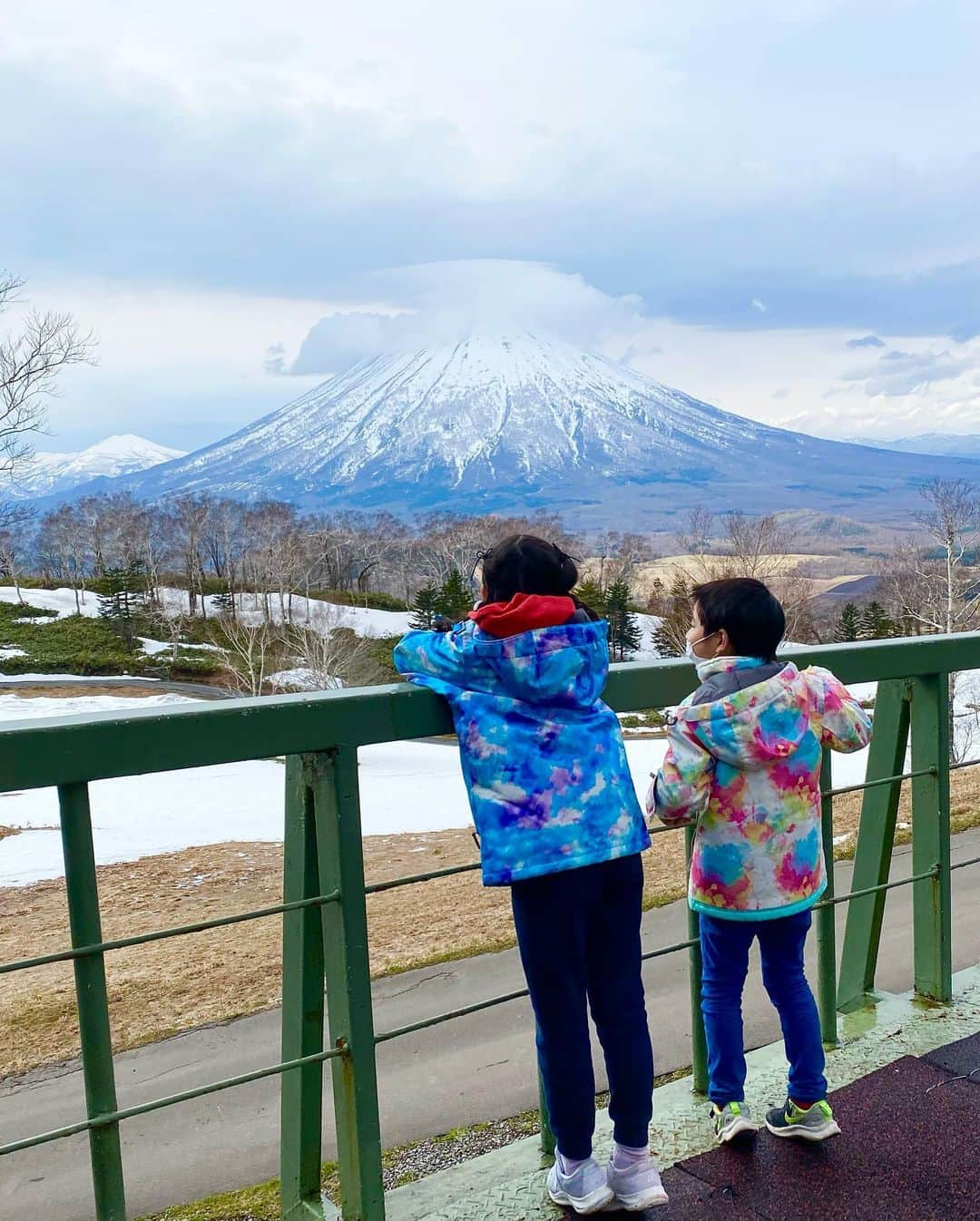 涼紫央さんのインスタグラム写真 - (涼紫央Instagram)「北海道へ。 東京は少しずつ半袖の日も出来てきたけど やっぱりこちらはものすごく寒いです。  ちぇなは写真を撮ろうとしたらすぐに走ってどっかに行く…。  でも3人ともとっても楽しそうで幸せやね〜❤︎ #8歳 #5歳 #2歳」5月4日 2時51分 - toitoitoi