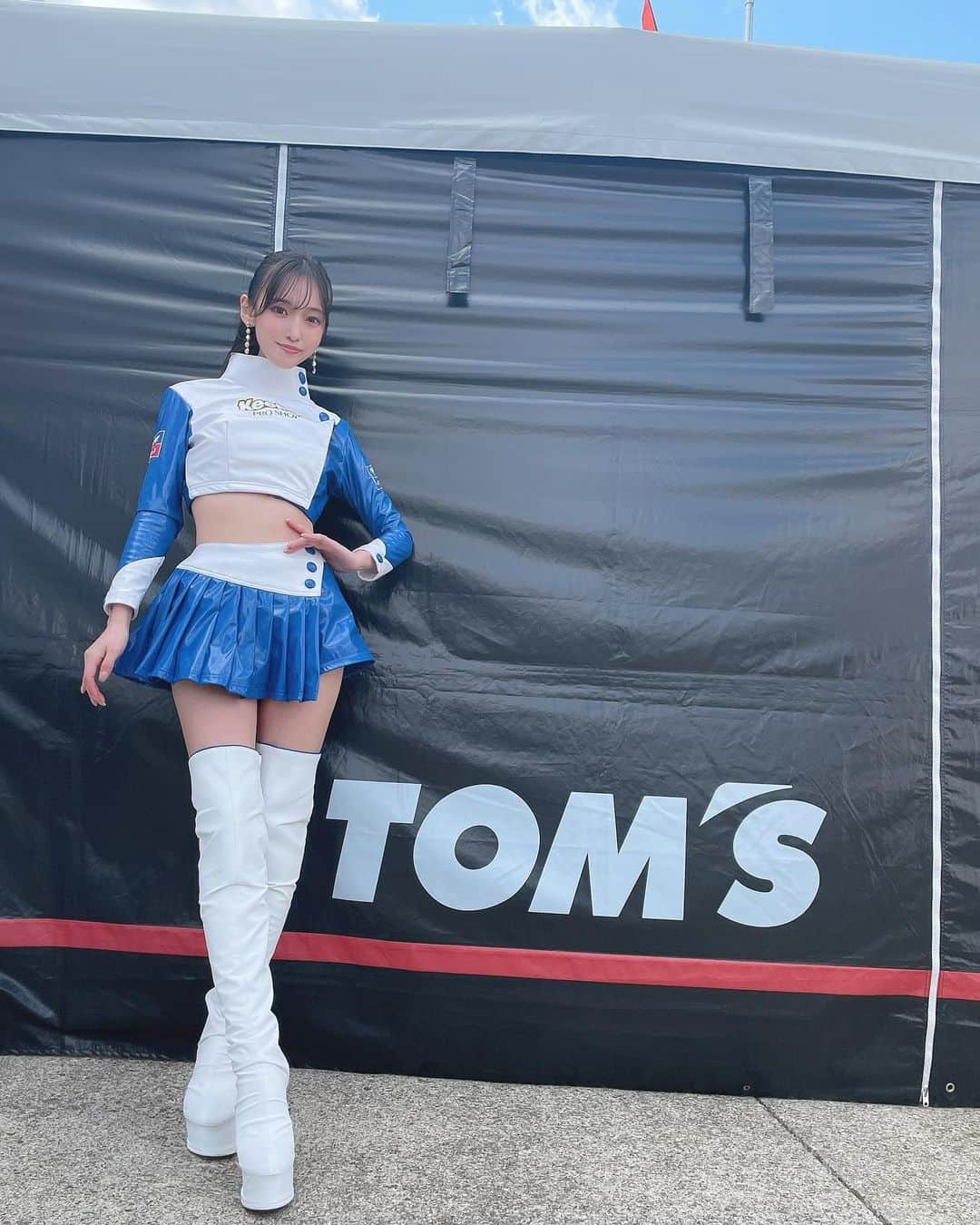 引地裕美さんのインスタグラム写真 - (引地裕美Instagram)「#supergt 第2戦 富士🏎🗻💙 復帰して今年のコスチュームもお披露目です🥳  ハイネックにAラインのスカートパンツ🌼 どうかな？？？可愛い😌？？？  無事退院して復帰しました😆💕 ここに間に会えた事が凄く嬉しいです💐  久しぶりのSUPERGTがとても楽しくて、 でもステージ緊張するなぁ、、、とスポンサーステージ上がったら  私の時にみんながめちゃくちゃ拍手くれて きっと声が出せない分の拍手でのお帰りだったと思うけど🥺👏❤️‍🩹  嬉しすぎて感情ぶわぁってなったけど 私のコメント長いから止くて ありがとうを伝えられなかったけど 本当に本当めちゃくちゃ嬉しかったありがとう🥺💙💙💙💙  みんな大好き！！！🥳  本日の決勝も37号車の応援よろしくお願いします📣ぱふ  #keeper #tomsracsing #supra  #引地裕美 #rq #レースクイーン #サーキット #富士スピードウェイ  #일본 #UMine  #얼스타그램 #照片 #粉我  #패션스타그램 #데일리코디 #패션 #时装」5月4日 7時17分 - yuumihikichi