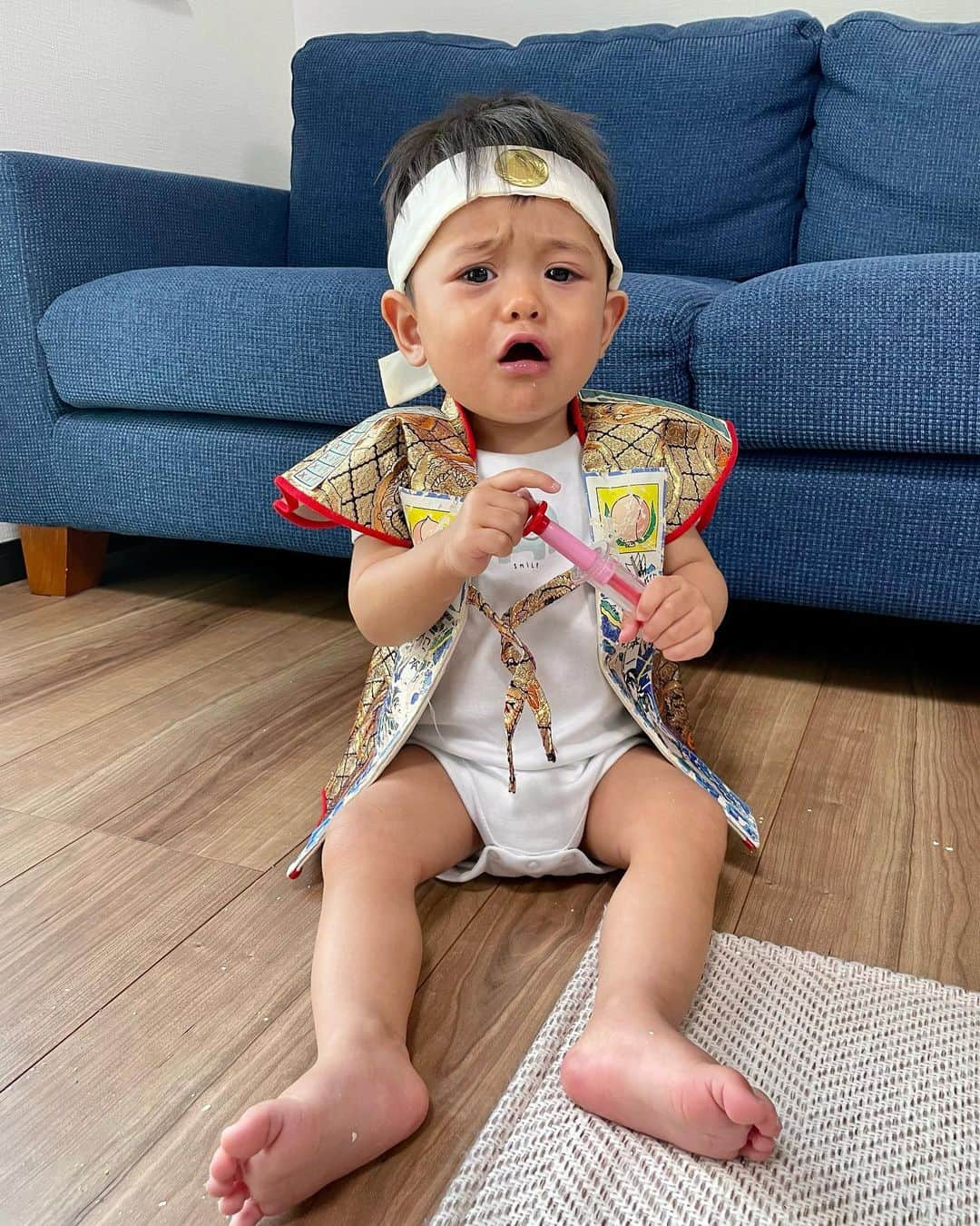 木佐貫まやさんのインスタグラム写真 - (木佐貫まやInstagram)「Happy 1st birthday ということで 旦那さんの実家にて、一升餅と選び取り✨  2つ目の動画は2回目のチャレンジで 1回目の時はリズムに乗って笑顔で餅ふみした後、 3分くらいジーッと見つめて結局選び切らず 仕切り直した喜平笑 しっかりと親戚皆さんの視線を惹きつけて ためてためてパフォーマンスされてました🤣笑  結局選んだのは💉✨ Dr.きぺ氏の未来を全力で サポートさせていただきます！🤣  たくさんの親戚の皆様に囲まれて 幸せな誕生日を迎えることができてよかったね💖  私たち親が1番幸せでした😊  最後の顔は私が写真を撮るのにしつこかったから😂」5月4日 10時05分 - maaayaofficial