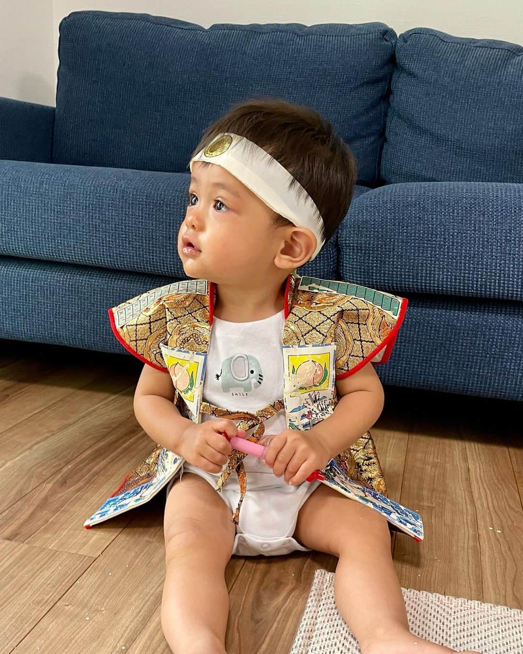 木佐貫まやさんのインスタグラム写真 - (木佐貫まやInstagram)「Happy 1st birthday ということで 旦那さんの実家にて、一升餅と選び取り✨  2つ目の動画は2回目のチャレンジで 1回目の時はリズムに乗って笑顔で餅ふみした後、 3分くらいジーッと見つめて結局選び切らず 仕切り直した喜平笑 しっかりと親戚皆さんの視線を惹きつけて ためてためてパフォーマンスされてました🤣笑  結局選んだのは💉✨ Dr.きぺ氏の未来を全力で サポートさせていただきます！🤣  たくさんの親戚の皆様に囲まれて 幸せな誕生日を迎えることができてよかったね💖  私たち親が1番幸せでした😊  最後の顔は私が写真を撮るのにしつこかったから😂」5月4日 10時05分 - maaayaofficial