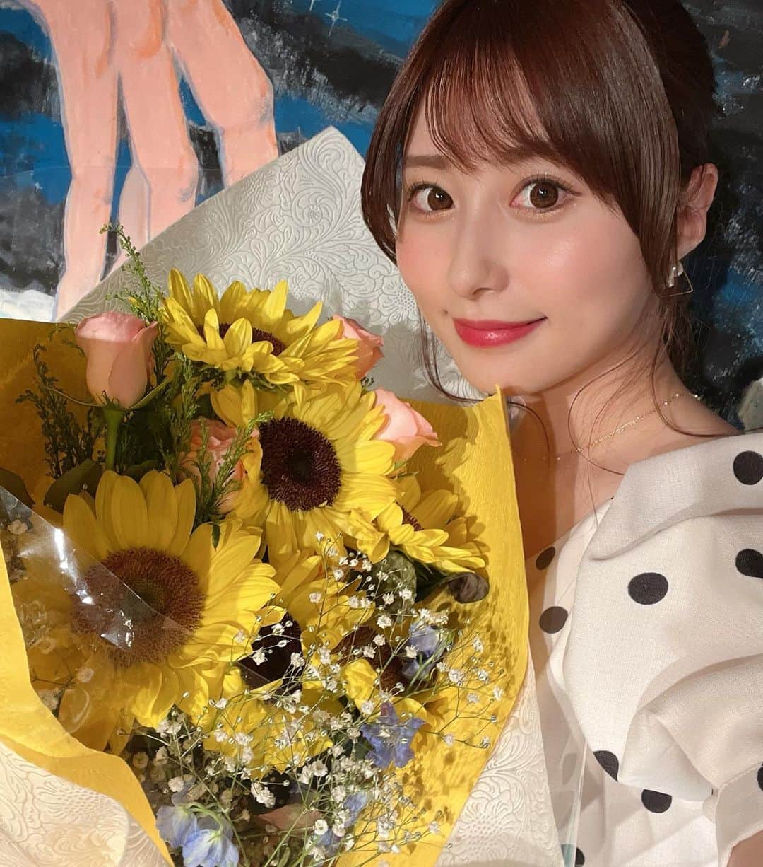 成瀬心美さんのインスタグラム写真 - (成瀬心美Instagram)「🌻  昨日は1日まるっと！ここみの日。 楽しんでいただけましたか？ 私は心の底から楽しかった。 本当にどうもありがとうございました！  全国各地から集まってくれた皆に 配信でのコメントも 嬉しかったよ。  なんか【当たり前じゃない】 が、続いたからこそ より感激も増しました。  イベントしてて この感じ久々ー！！ってなって 胸がぞくぞくーっとしたよ☺️  皆も楽しそうで嬉しそうで 沢山気持ち伝えてくれてありがとうね。 マスクをしていても 目でしっかり感じ取れたよ！ 『あぁ、この為に私はまだここみんなんだ』 って改めて実感した。  お知らせも沢山しました✨  ⚫︎YouTube再開します！ TBSラジオの制作チームと 今後は動画に生放送に盛り上げます！ チャンネル登録よろしくお願いします！  ⚫︎オフ会も再開します！ 色々頃合いを見てきましたが また気をつけながら少しずつ あの楽しい最高な時間を過ごしましょう✨ 復活第1弾は7/23(土)、都心にて行います！  ⚫︎フルーツサンドコラボイベントやります！ これは一昨日の記事に書いたから ぜひ読んでね♡  ⚫︎ここたん。(誕生日イベント)決まりました！ これは昨日みたいなトークイベントです！ わちゃわちゃ飲んで食べて 話して楽しむ会です🤣 8/11(祝)お昼にLOFT9SHIBUYAさんにて✨ 次は渋谷だからね！  そしてもう一つ。 告知させていただいたことがあるのですが それはまた改めてここに書かせてください☺️  実はこの記事も 家に帰ってすぐ書いているの。 メイクも落とさず、服も着替えず。 なんか居ても立っても居られなくてね。  本当に楽しかった。 プレゼントやお手紙も見ました！  私の好きなもの、よく分かってるなぁ なんて なんか泣けてきちゃったよ。  逢えなくなって 皆の環境ももちろん変わって。 当たり前なんだけど 前のようにはいかなくて。 分かっているんだけど。 なんか寂しくて、心が折れそうになる夜が あったりしたんだよね。  でも今日の皆の顔や コメントやSNSでくれた言葉も お手紙やプレゼントからも びっくりするくらいの愛が沢山で こんなに私に良いんですか？ って驚いてしまってね。  こんな贅沢なことだったっけ？イベントって？ って思ったんだけど これが辞められなくて みんなと離れたくなくて 私は成瀬心美を14年も続けてるんだって 思いました☺️  初めて来てくれた方も 久々な皆もありがとう。  会場の皆様も暖かくて 阿佐ヶ谷LOFTはここみんファンの聖地だ！ なんて言ってくれたりするけど 本当に私も大好きな場所だなぁって思った！  今日のためにダイエットしたよーとか 服を考えたり 美容室に行ったりネイルもしたり 全部全部ステキだった。 似合ってた！かわいかった！  私も今日のために エステに行ったり服を選んだり みんなに逢う準備が楽しくて仕方なかったよ✨  はぁ、気持ちを書ききれないよ。 どうしたら伝わるかなぁ、、 でもとにかく！！！  昨日は本当にありがとう。 大好きでたまりません。 またこれからもずっと、よろしくね♡  #ここみの日 #event #talkshow #youtube #asagaya #loft #阿佐ヶ谷 #ありがとう #記念日 #🫶」5月4日 11時20分 - coco3ndazo