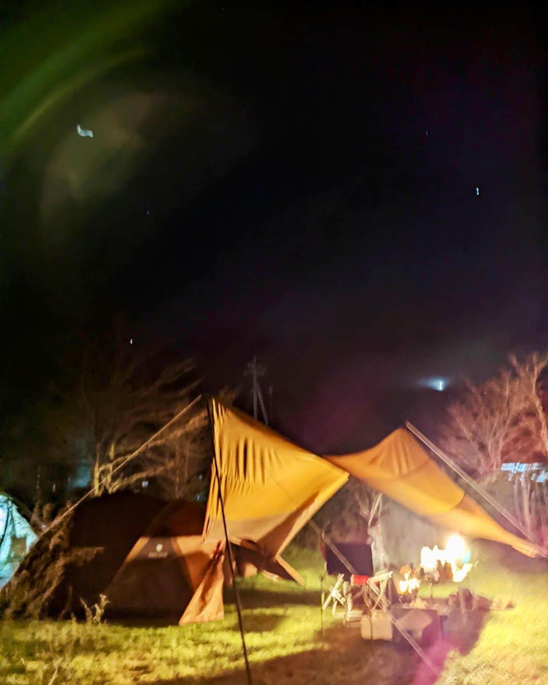 石井里奈さんのインスタグラム写真 - (石井里奈Instagram)「こんにちは💕✨ . GWはゴルフにキャルプに盛りだくさん✨無印良品 カンパーニャ嬬恋キャンプ場に行ってきました🐒🏕 . 1日はあいにくの雨でしたが、それも経験ということで決行❣️ タープとテントを雨の中組み立てて雨の日キャンプを開始🙆‍♀️ 無印では @snowpeak_official のアイテムをレンタルできて手ぶらでキャンプできちゃいます🥰❤️ . 軽井沢で買った野菜とビールで夜ごはん🍺寒すぎてカレーがなかなか煮詰まらなくて大変でした笑 ただ夜には晴れて綺麗な星空が🌌💕（10枚目ピクセルは星も綺麗に撮れて感動🥹） ただ寝る時は極寒すぎてほんと命の危機を感じました笑（すごい着込んでても凍えてました） . キャンプで大活躍したアウターは @_julier_ のもの❤️最高でした🙆‍♀️ . 今度は夏にまた絶対行きたいです🙆‍♀️ . #りなまるコーデ #無印カンパーニャ嬬恋キャンプ場 #キャンプ #キャンプコーデ #キャンプ女子 #キャンプギア #キャンプ飯 #山ガール #sauna #camp #camping #campinglife #campingcar #campgear #river #川 #山 #アウトドア #レジャー #アクティブ #bbq #バーベキュー #スノーピーク #snowpeak #gwの過ごし方 #冬キャンプ #嬬恋 #嬬恋村 #森林浴 #自然」5月4日 12時12分 - ri7tin1025