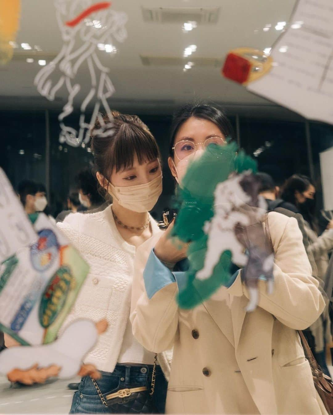 飯島望未さんのインスタグラム写真 - (飯島望未Instagram)「@foxco_kaori ちゃんの個展のレセプションに。 大好きなあかねさんとミトさんと。 ミトさんとペアルック風。 @mitograph @akamel」5月4日 14時10分 - nozo0806