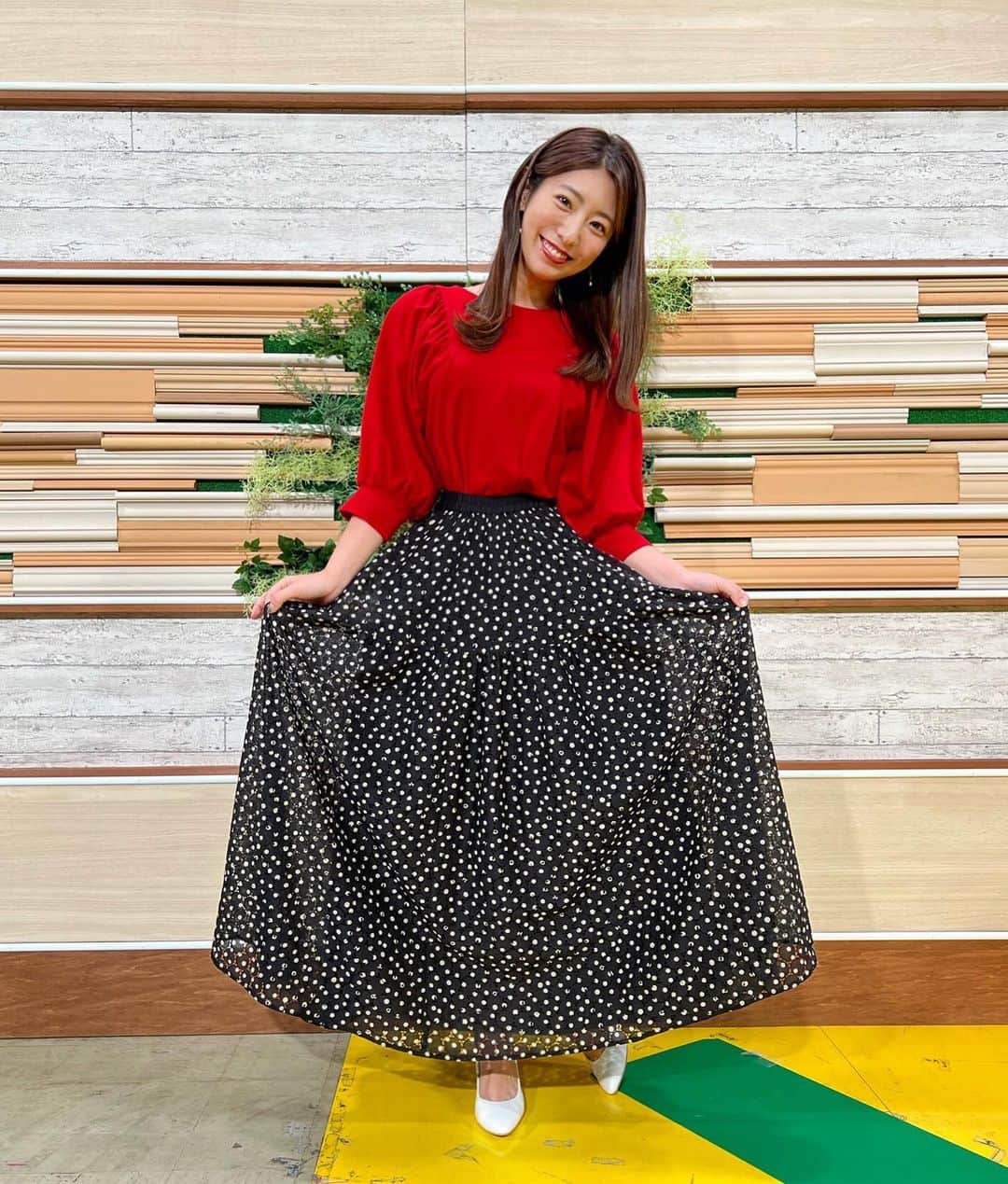 白戸ゆめのさんのインスタグラム写真 - (白戸ゆめのInstagram)「👗 . #東京インフォメーション #衣装 みどりの日🌱 中継先のポピーよりも？真っ赤なブラウスでした❤️‍🔥 . 今日は田中さんが黄色、高安さんが緑で スタジオ色とりどりでかわいかった🐿💕」5月4日 14時22分 - yumeno.s_
