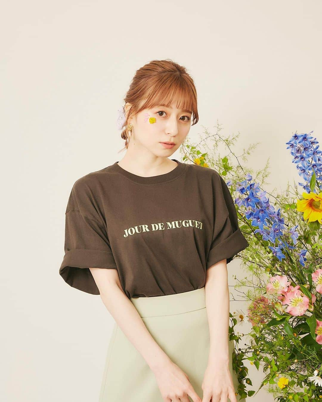 黒坂優香子さんのインスタグラム写真 - (黒坂優香子Instagram)「💐  ☑︎muguet story T shirt  バッグプリントには jour de  muguetのJDMと 今までのシーズンストーリーの頭文字を。 jour de muguetの今までのストーリーや想いがぎゅっと詰まった一枚です。   カラーも全部可愛くておすすめ…！ ユニセックスのワンサイズ。 (XLサイズ)  女の子がだぼっと着ても可愛いです🍒  オーダーは5日まで♡  #jourdemuguet #ジュールドミュゲ #muguet #ootd #fashion」5月4日 15時07分 - yukakokurosaka0606