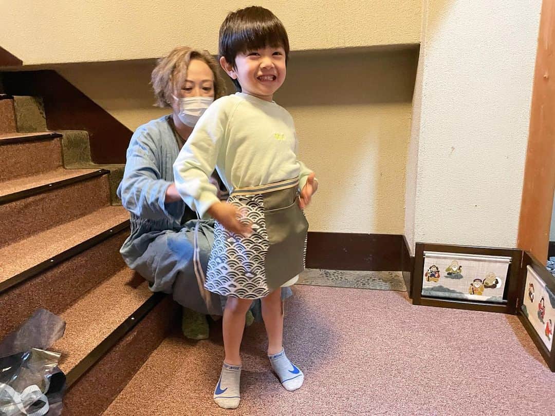 谷澤杏奈さんのインスタグラム写真 - (谷澤杏奈Instagram)「🪴  盆栽のイベント2日間ありがとうございました🙇🏽‍♀️  沢山のお客様がいらしてくださりイベントを続けてきて よかったなぁーっと改めて思いました😌  写真のお客様は、旅館にご宿泊、盆栽体験を して下さったご家族です🌈  3歳の息子さんも植え替え作業楽しみながら とっても上手にしあげていました👦🏻  素敵な盆栽が出来て素敵な家族の思い出作りも💓  こちらまでニコニコになる時間でした😆  3枚目の写真は、盆栽の新人スタッフの息子です🙋🏽‍♀️  小さいサイズのエプロンを先生がプレゼントしてくれました🎁  とっても喜んで午前中は手伝っていたけど 午後は疲れたと休んでいました🤣🤣  4歳児、これから期待しています🌀  #万葉子ぼんさい #家族の思い出づくり #盆栽体験 #ワークショップ #湯河原 #アクティビティー #魚判」5月4日 15時12分 - anna.uohan