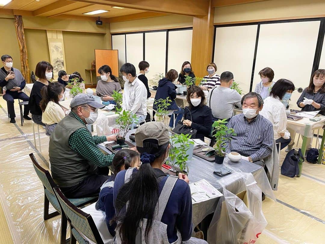 谷澤杏奈さんのインスタグラム写真 - (谷澤杏奈Instagram)「🪴  盆栽のイベント2日間ありがとうございました🙇🏽‍♀️  沢山のお客様がいらしてくださりイベントを続けてきて よかったなぁーっと改めて思いました😌  写真のお客様は、旅館にご宿泊、盆栽体験を して下さったご家族です🌈  3歳の息子さんも植え替え作業楽しみながら とっても上手にしあげていました👦🏻  素敵な盆栽が出来て素敵な家族の思い出作りも💓  こちらまでニコニコになる時間でした😆  3枚目の写真は、盆栽の新人スタッフの息子です🙋🏽‍♀️  小さいサイズのエプロンを先生がプレゼントしてくれました🎁  とっても喜んで午前中は手伝っていたけど 午後は疲れたと休んでいました🤣🤣  4歳児、これから期待しています🌀  #万葉子ぼんさい #家族の思い出づくり #盆栽体験 #ワークショップ #湯河原 #アクティビティー #魚判」5月4日 15時12分 - anna.uohan