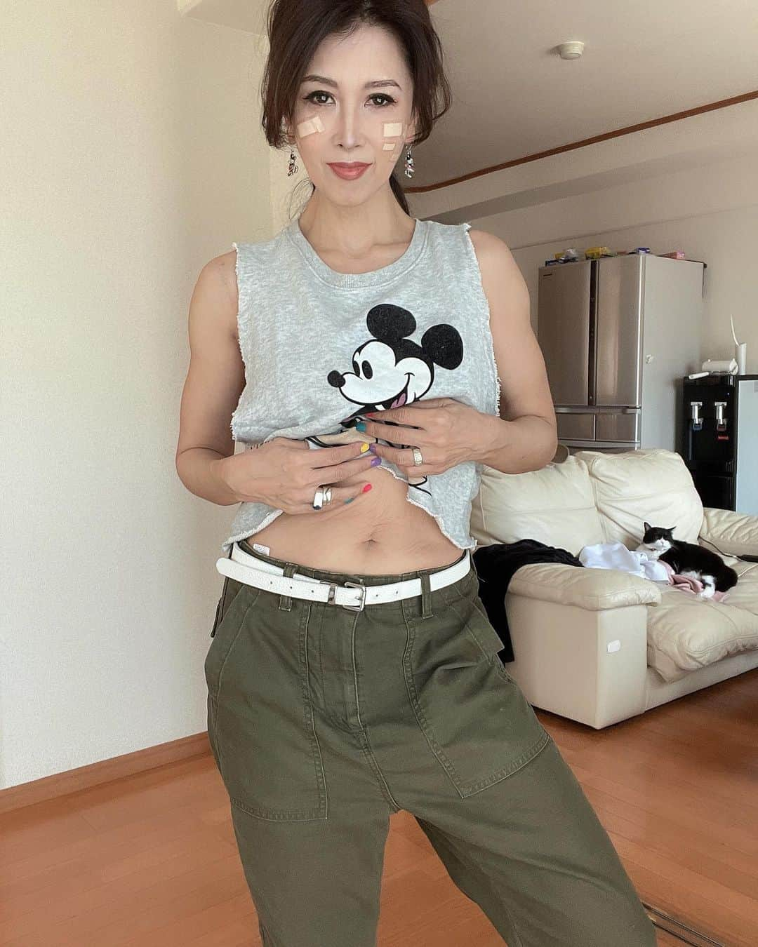 Naoko（なおこ）さんのインスタグラム写真 - (Naoko（なおこ）Instagram)「🏋️ 🏋️ 🏋️ 胸った。  わりと ちゃんとした。  わりと😬へへへ。  ねー ねー ねー なんでさ 視線てわかるの？  見られたりしてると ん？て わかるし、 こっちが 見てると 相手も気づくでしょ。  見えないガンビーム が ほんとは あるんじゃないのかなー 👁  いやまじで。 不思議ね。  あー 休みが減るのが なにより 苦しい😖😖  誰かとめてくれ。  #筋トレ #筋トレ女子 #筋トレダイエット#Fitnesswear#フィットネス#Fitness#フィットネスウェア#筋トレ女子と繋がりたい #筋トレで減量 #くびれ#美ボディ #アラフィフ#なおこ語録#アラフィフコーデ#筋トレ日記 #筋トレ生活 #ボディメイク #50代の筋トレ #熊本 #アンチエイジング#kumamoto #Trainingmotivation #Bodybuilding#Muscletraining #fitnessmodel#training #workoutvideo #gymgirl#Housemusiclove」5月4日 17時01分 - smile_naohibi