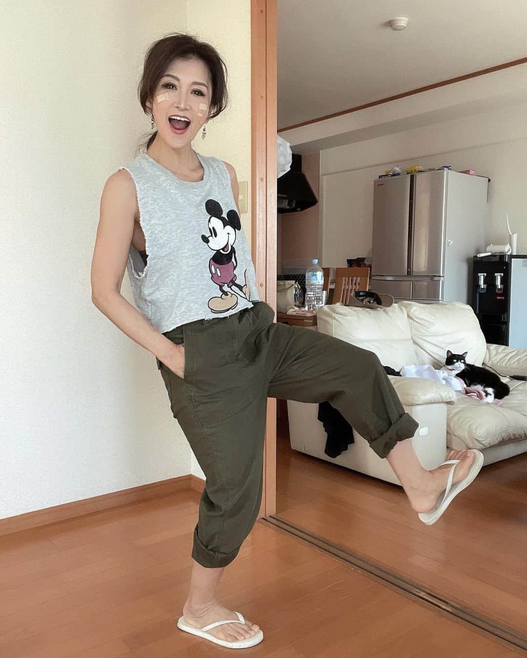 Naoko（なおこ）さんのインスタグラム写真 - (Naoko（なおこ）Instagram)「🏋️ 🏋️ 🏋️ 胸った。  わりと ちゃんとした。  わりと😬へへへ。  ねー ねー ねー なんでさ 視線てわかるの？  見られたりしてると ん？て わかるし、 こっちが 見てると 相手も気づくでしょ。  見えないガンビーム が ほんとは あるんじゃないのかなー 👁  いやまじで。 不思議ね。  あー 休みが減るのが なにより 苦しい😖😖  誰かとめてくれ。  #筋トレ #筋トレ女子 #筋トレダイエット#Fitnesswear#フィットネス#Fitness#フィットネスウェア#筋トレ女子と繋がりたい #筋トレで減量 #くびれ#美ボディ #アラフィフ#なおこ語録#アラフィフコーデ#筋トレ日記 #筋トレ生活 #ボディメイク #50代の筋トレ #熊本 #アンチエイジング#kumamoto #Trainingmotivation #Bodybuilding#Muscletraining #fitnessmodel#training #workoutvideo #gymgirl#Housemusiclove」5月4日 17時01分 - smile_naohibi