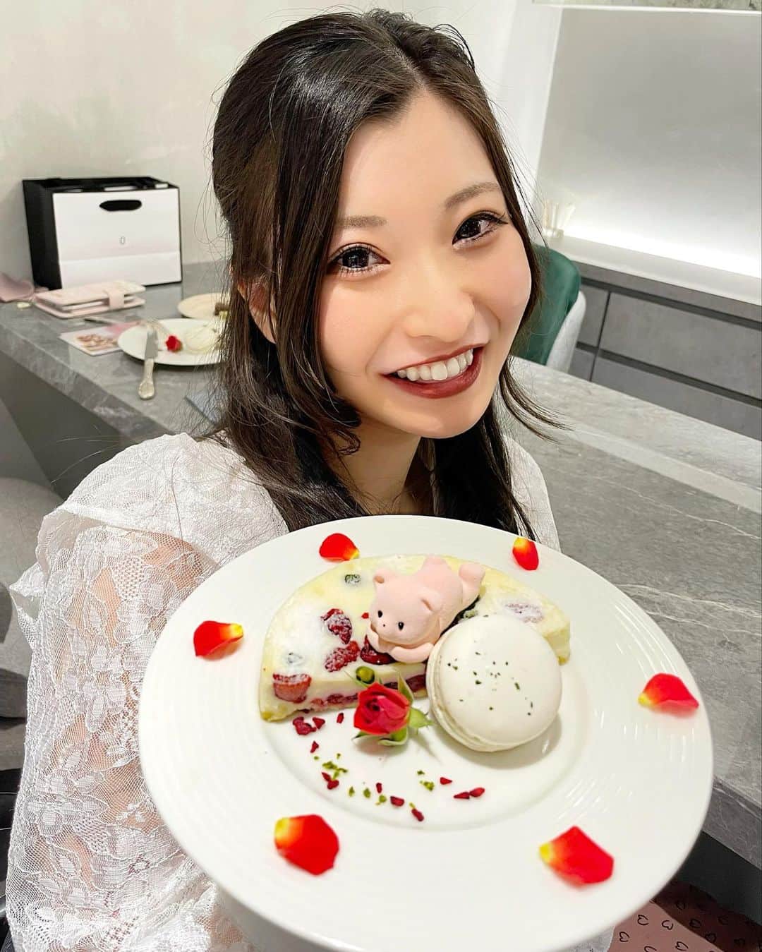 葦原海さんのインスタグラム写真 - (葦原海Instagram)「#東京  \\ 喜ばれる！クマさんまで食べれるケーキ🍰 //  📍 LOUANGE TOKYO Le Musée ( @louangetokyo_lemusee )  ※ 最後に動画あるよ ♡   見た目から美しすぎて 食べて美味しくて最高 \ ❤ ︎/ こんなの貰ったら嬉しいよね〜！🥺 　  　  ここのケーキはどれも可愛くて ずーっと食べてみたかったの🧸   いつか行ってみたい！と思ってたら、 まさかの先日レセプションパーティーに お呼ばれして行ってきました(๑˃̵ᴗ˂̵)   これも、いつも応援してくれてる 皆んなのおかげだなぁと感謝しながら🥲 可愛い新作スイーツを堪能してきたよ🎀   　 ほんとーっにかわいい！！！😭💗 母の日プレゼント迷ってる子いたら このカーネーションに見立てたチョコがのった フロマージュチーズケーキが超おすすめ🥰🌹 　  全国配送可能だし 他にも可愛いスイーツたくさん！ 是非チェックしてみてねっ🧸💕 　　   📷⇨2022年4月下旬   【詳細】 🕒営業 10:00～19:00（L.O18:00） 　 👛予算　2500円〜 ☑︎ コフレ ヌーミー～母の日～5,184 (税込) ☑︎ フルール ドゥ コフレ フロマージュ～母の日～8,640 (税込) 　  🚃最寄駅 「銀座」駅から 徒歩約5分 「銀座一丁目」駅から 徒歩約1分 「東銀座」駅から 徒歩約4分 「有楽町」駅から 徒歩約6分   　　 ♿︎❤︎レポ 入り口スロープあり、店内フラット。 テーブル席で椅子を外してもらって利用したよ☺️   . . . #銀座カフェ #スイーツ #ケーキ #母の日ギフト  #チーズケーキ #スイーツ巡り #銀座  #ルワンジュ東京 #レセプションパーティー」5月4日 18時30分 - myu_ashihara