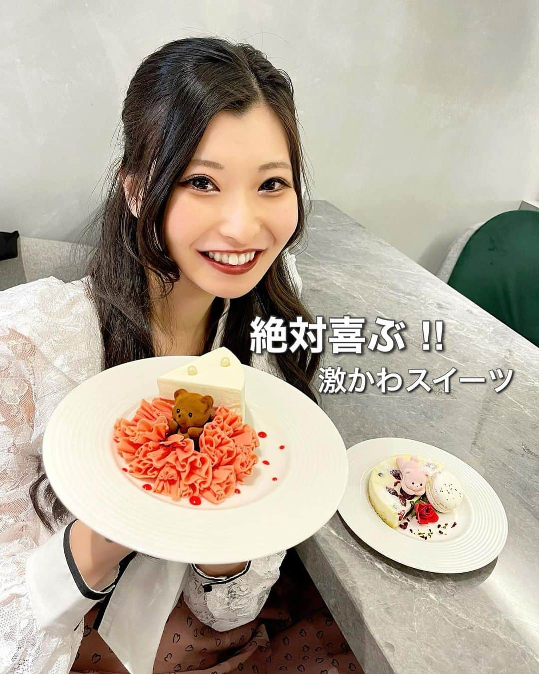 葦原海さんのインスタグラム写真 - (葦原海Instagram)「#東京  \\ 喜ばれる！クマさんまで食べれるケーキ🍰 //  📍 LOUANGE TOKYO Le Musée ( @louangetokyo_lemusee )  ※ 最後に動画あるよ ♡   見た目から美しすぎて 食べて美味しくて最高 \ ❤ ︎/ こんなの貰ったら嬉しいよね〜！🥺 　  　  ここのケーキはどれも可愛くて ずーっと食べてみたかったの🧸   いつか行ってみたい！と思ってたら、 まさかの先日レセプションパーティーに お呼ばれして行ってきました(๑˃̵ᴗ˂̵)   これも、いつも応援してくれてる 皆んなのおかげだなぁと感謝しながら🥲 可愛い新作スイーツを堪能してきたよ🎀   　 ほんとーっにかわいい！！！😭💗 母の日プレゼント迷ってる子いたら このカーネーションに見立てたチョコがのった フロマージュチーズケーキが超おすすめ🥰🌹 　  全国配送可能だし 他にも可愛いスイーツたくさん！ 是非チェックしてみてねっ🧸💕 　　   📷⇨2022年4月下旬   【詳細】 🕒営業 10:00～19:00（L.O18:00） 　 👛予算　2500円〜 ☑︎ コフレ ヌーミー～母の日～5,184 (税込) ☑︎ フルール ドゥ コフレ フロマージュ～母の日～8,640 (税込) 　  🚃最寄駅 「銀座」駅から 徒歩約5分 「銀座一丁目」駅から 徒歩約1分 「東銀座」駅から 徒歩約4分 「有楽町」駅から 徒歩約6分   　　 ♿︎❤︎レポ 入り口スロープあり、店内フラット。 テーブル席で椅子を外してもらって利用したよ☺️   . . . #銀座カフェ #スイーツ #ケーキ #母の日ギフト  #チーズケーキ #スイーツ巡り #銀座  #ルワンジュ東京 #レセプションパーティー」5月4日 18時30分 - myu_ashihara